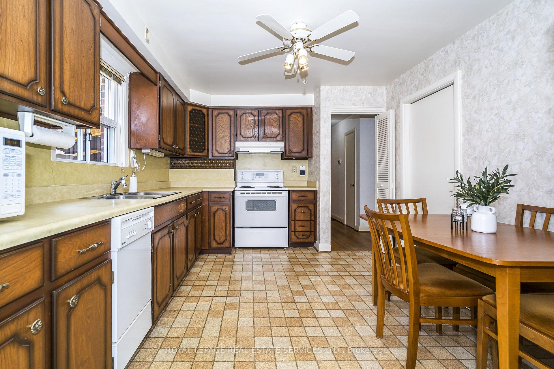 Photo 6 of 8 Burwood Road, Etobicoke, Princess-Rosethorn — HOMEH