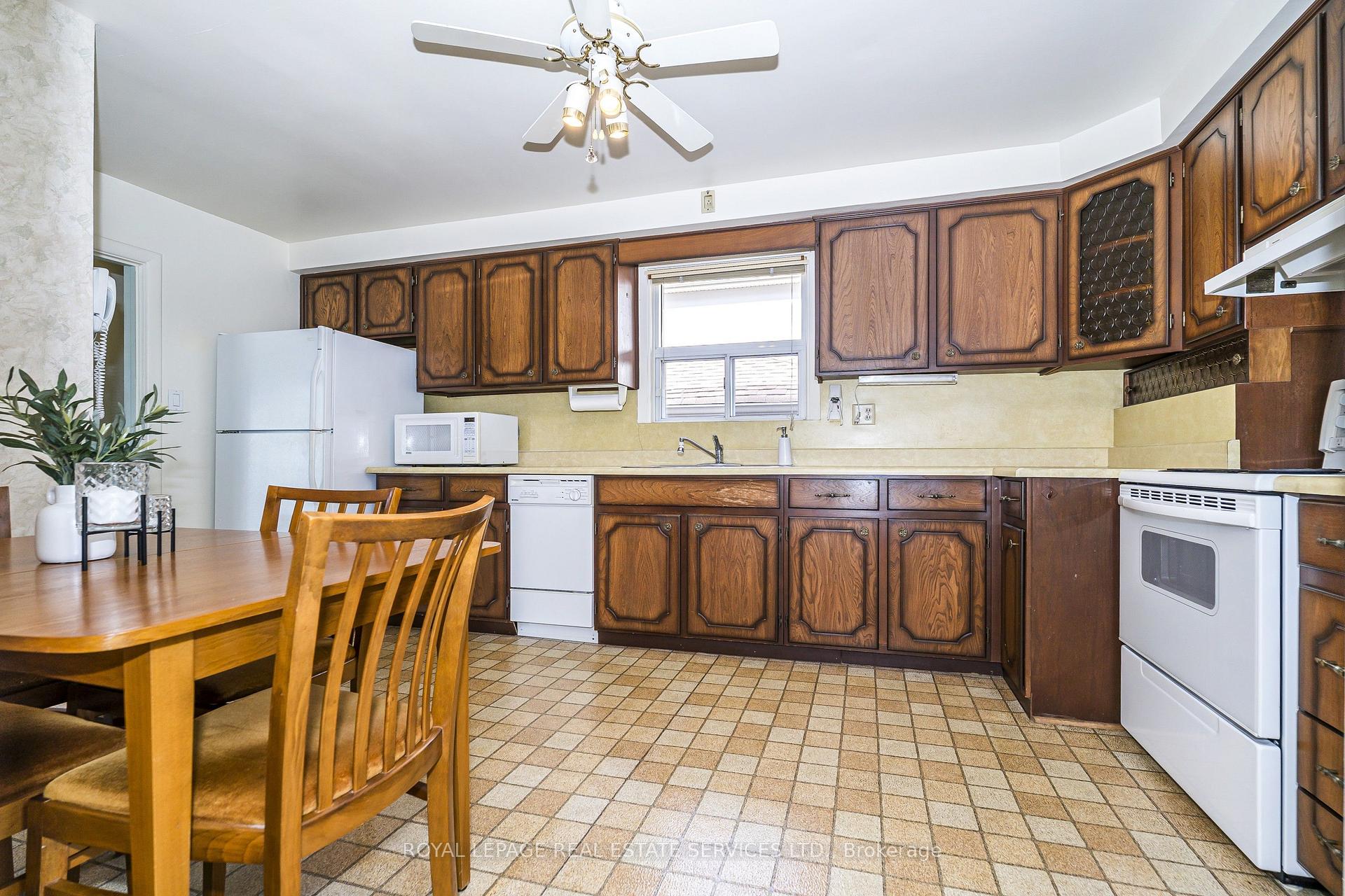 Photo 7 of 8 Burwood Road, Etobicoke, Princess-Rosethorn — HOMEH