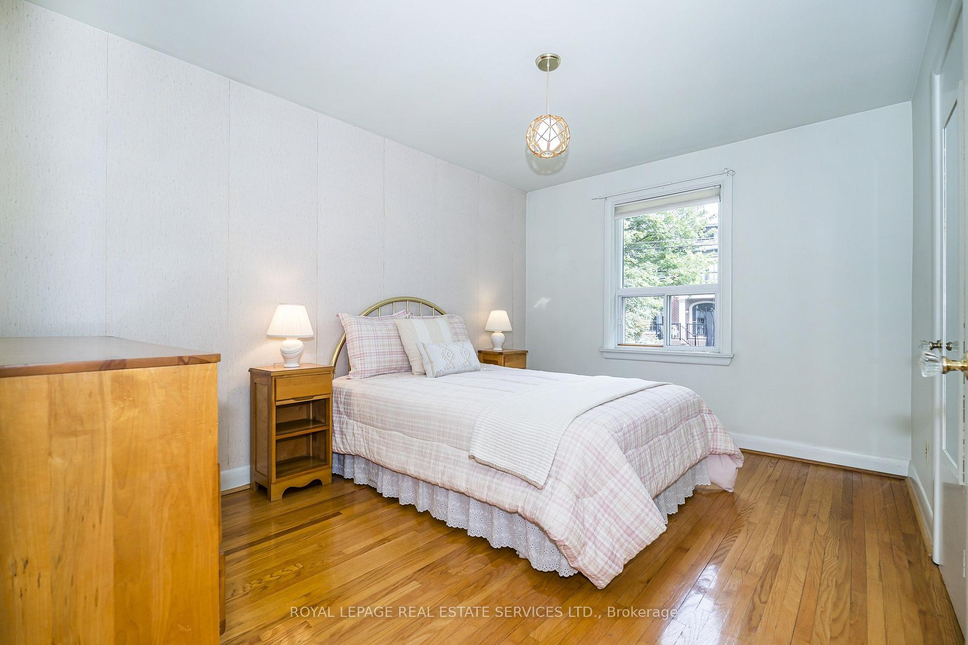 Photo 11 of 8 Burwood Road, Etobicoke, Princess-Rosethorn — HOMEH