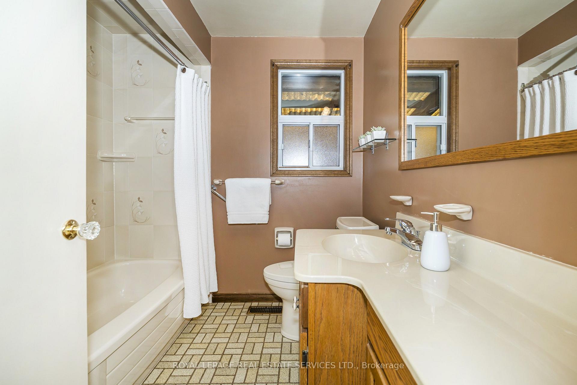 Photo 14 of 8 Burwood Road, Etobicoke, Princess-Rosethorn — HOMEH