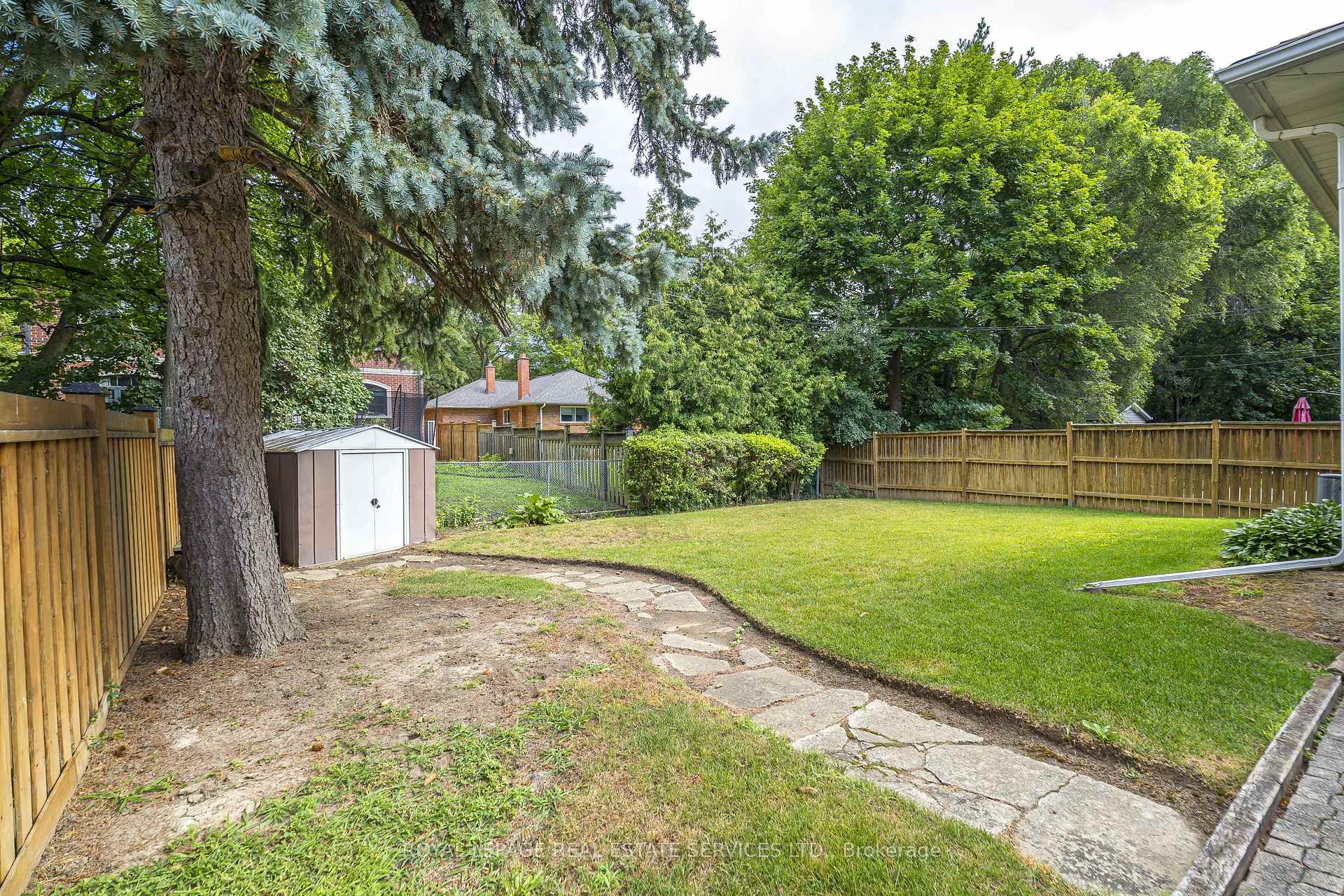 Photo 27 of 8 Burwood Road, Etobicoke, Princess-Rosethorn — HOMEH