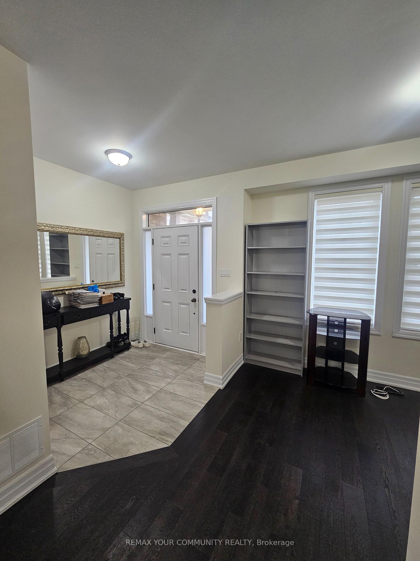 Photo 4 of 29 Amherst Circle, Vaughan, Maple — HOMEH