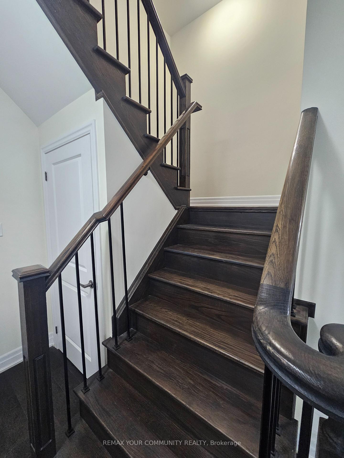 Photo 5 of 29 Amherst Circle, Vaughan, Maple — HOMEH