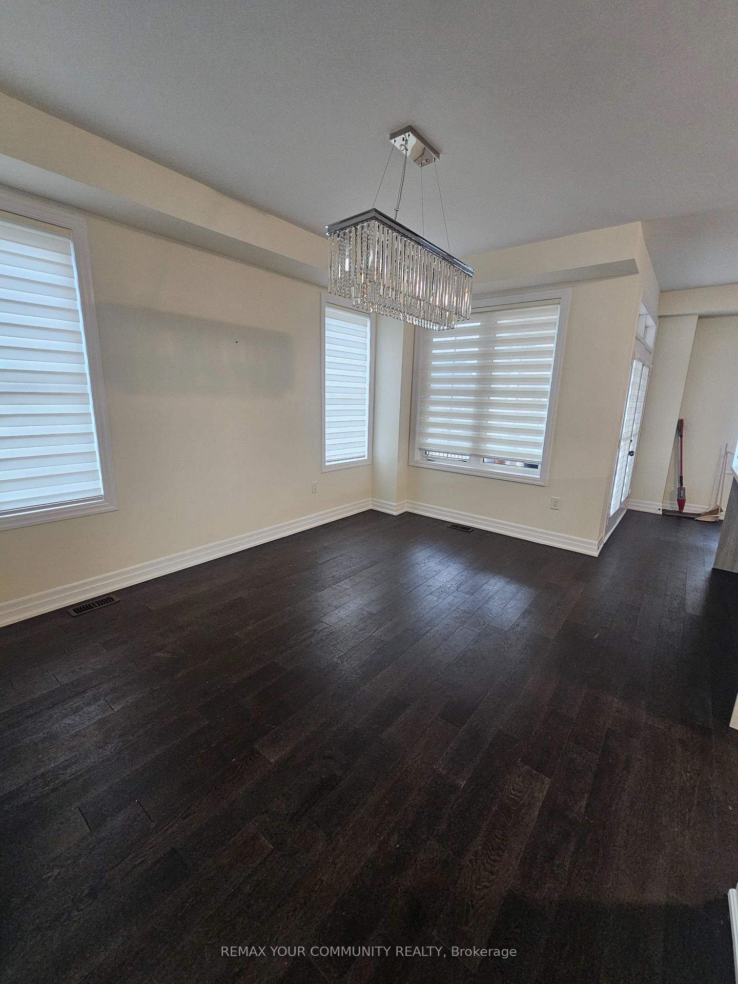 Photo 7 of 29 Amherst Circle, Vaughan, Maple — HOMEH