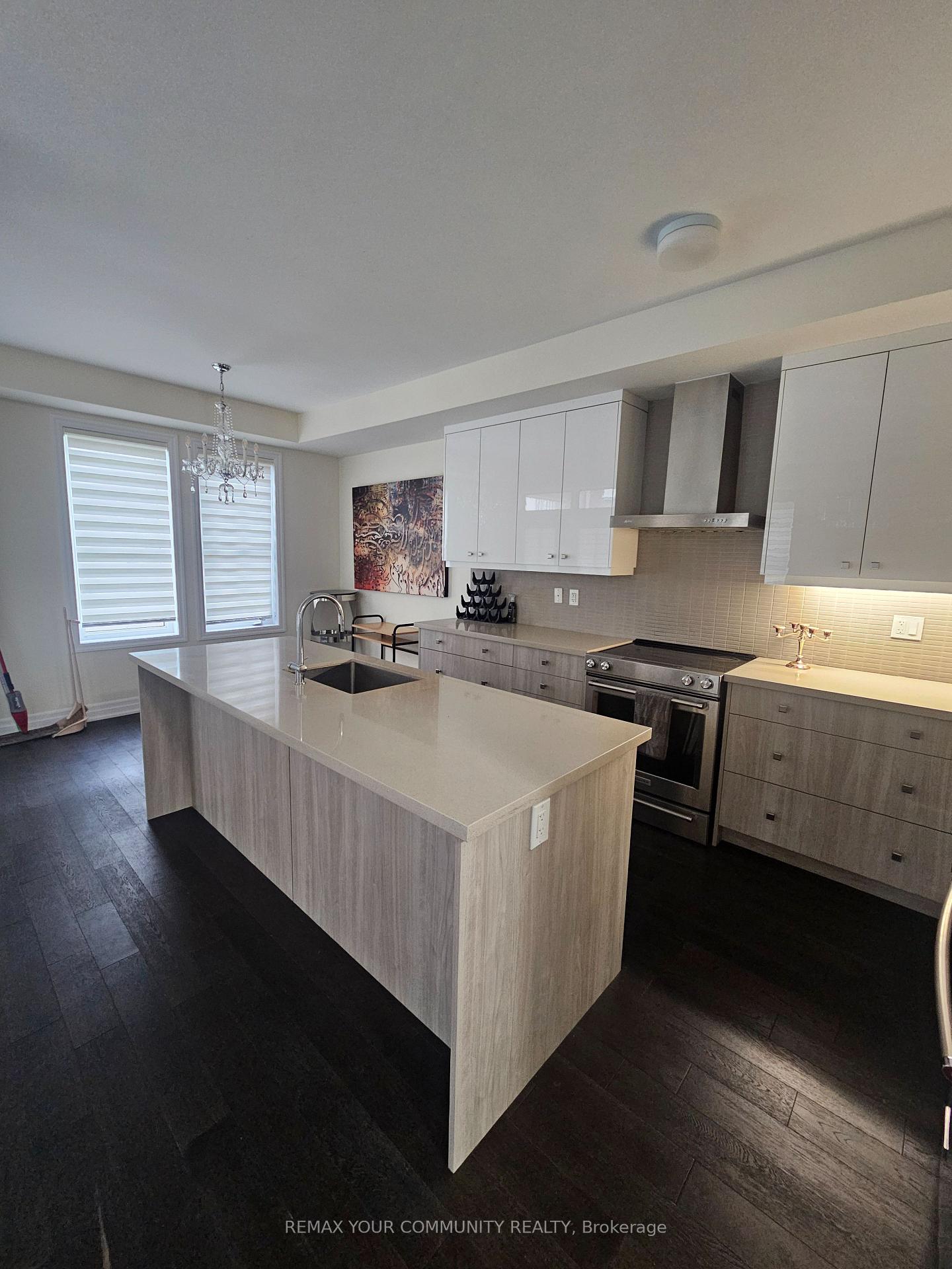 Photo 8 of 29 Amherst Circle, Vaughan, Maple — HOMEH
