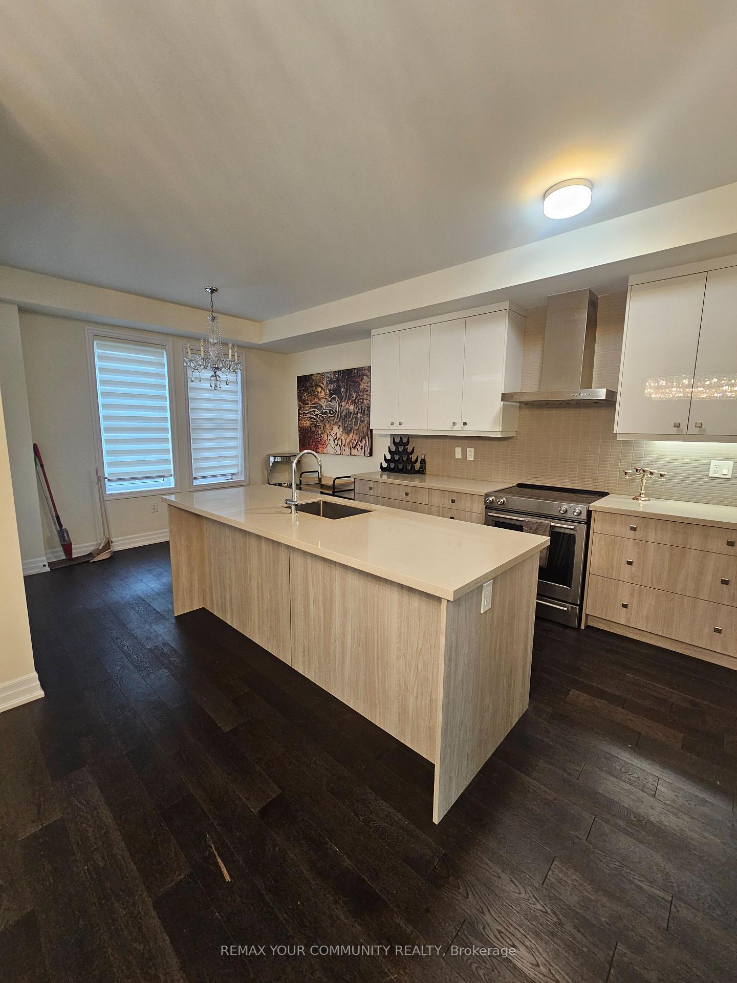 Photo 9 of 29 Amherst Circle, Vaughan, Maple — HOMEH