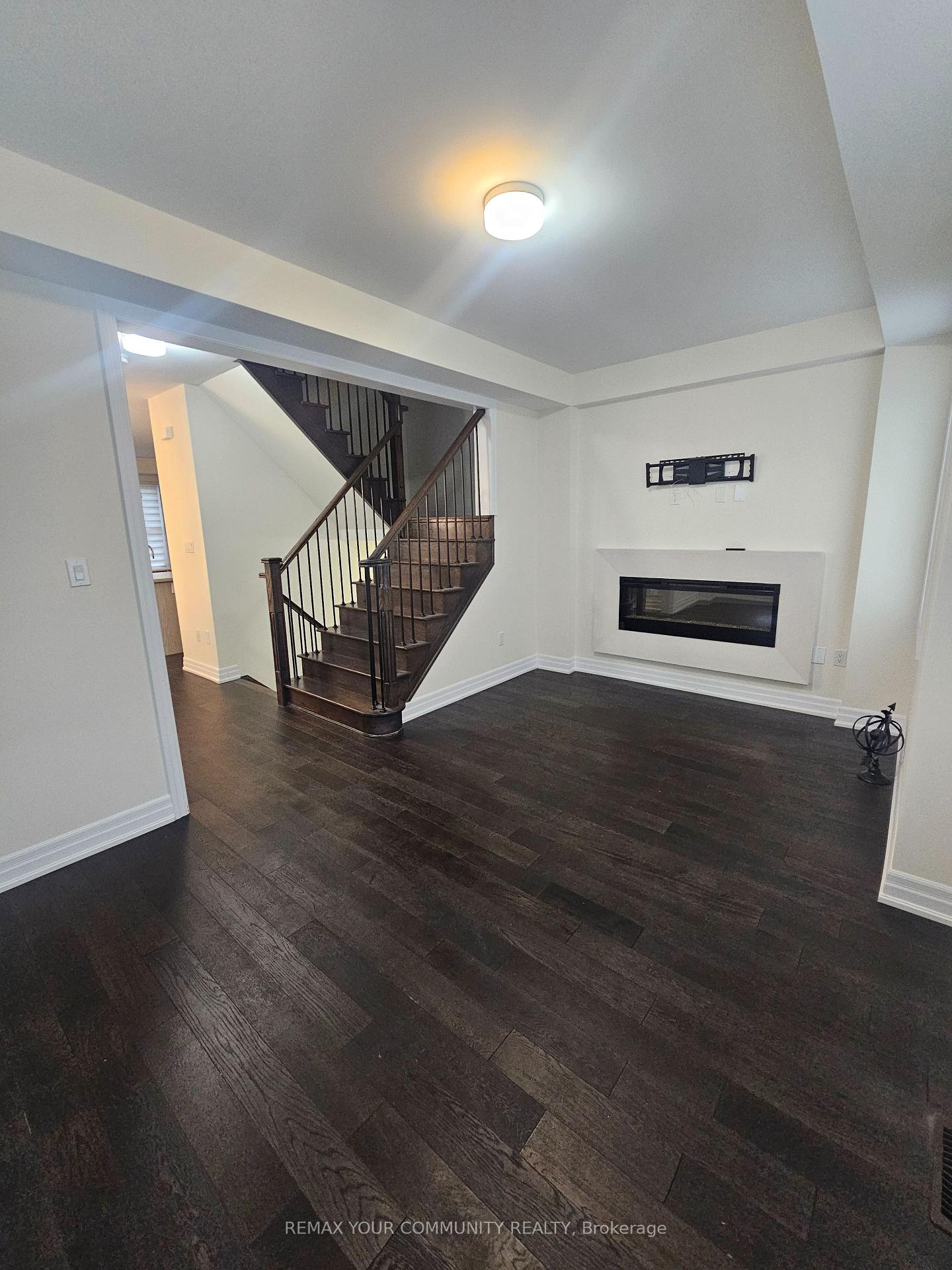 Photo 16 of 29 Amherst Circle, Vaughan, Maple — HOMEH
