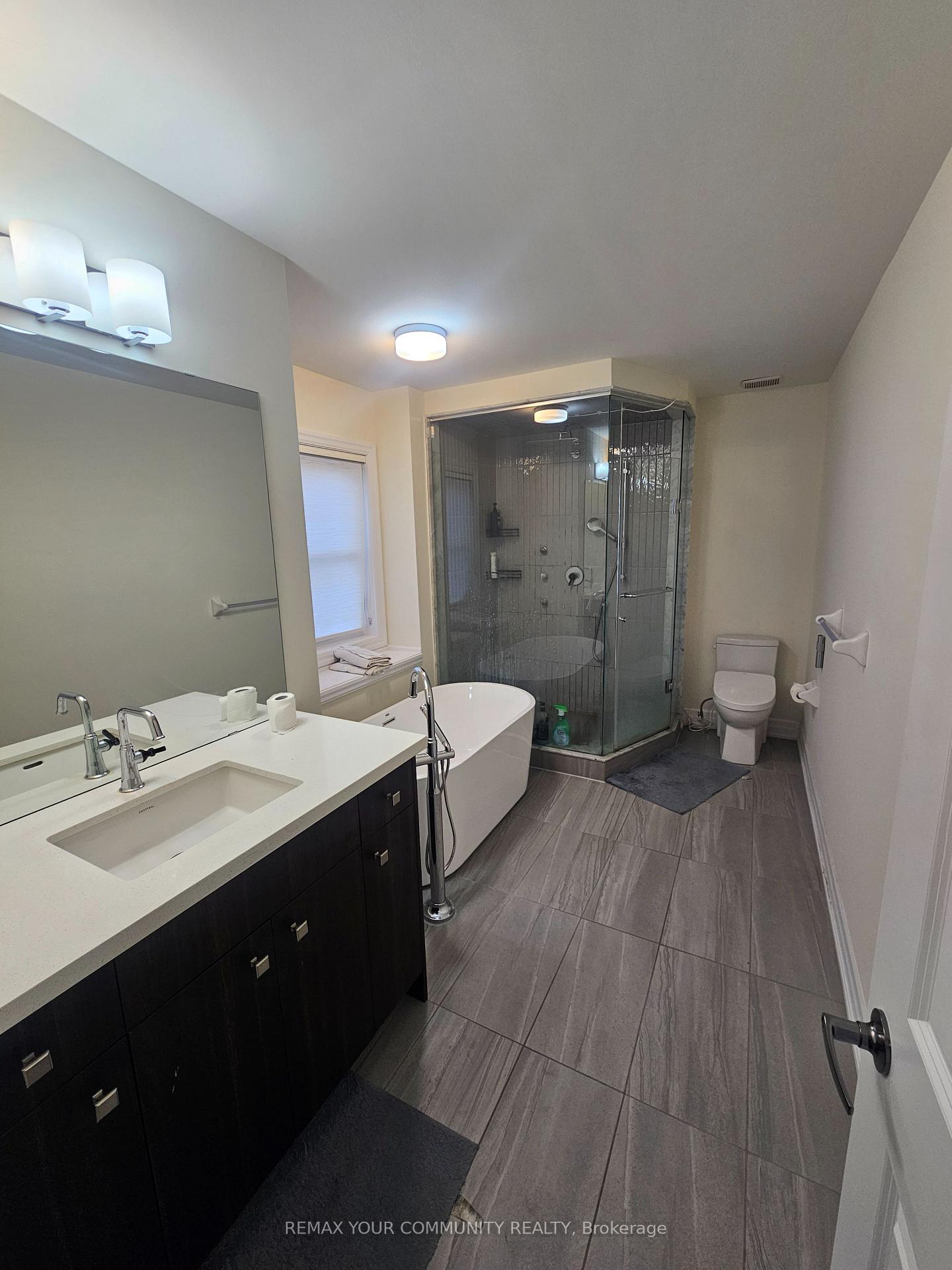 Photo 18 of 29 Amherst Circle, Vaughan, Maple — HOMEH
