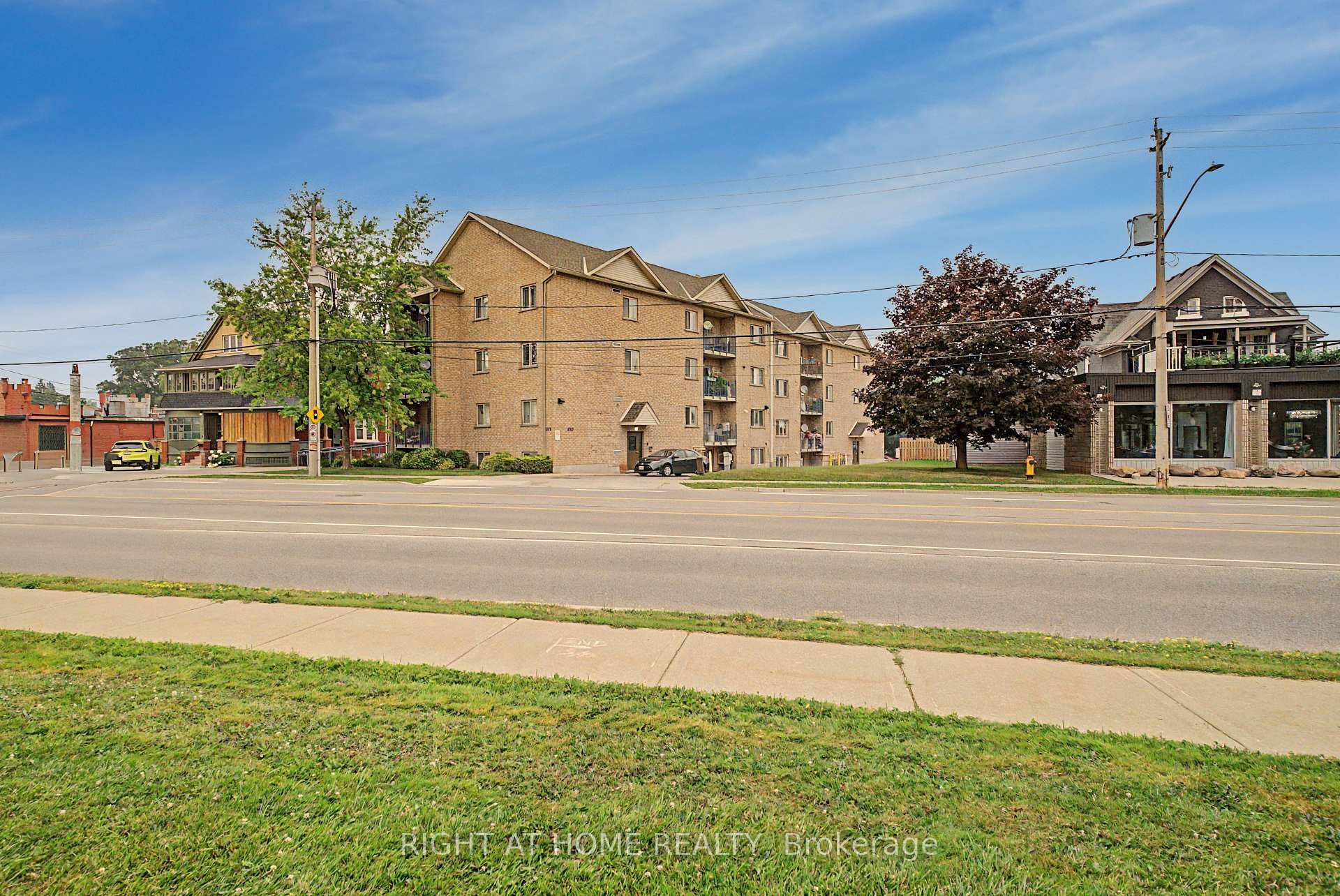 Photo 3 of Unit 403, 1522 King Street E, Kitchener, Eastwood — HOMEH