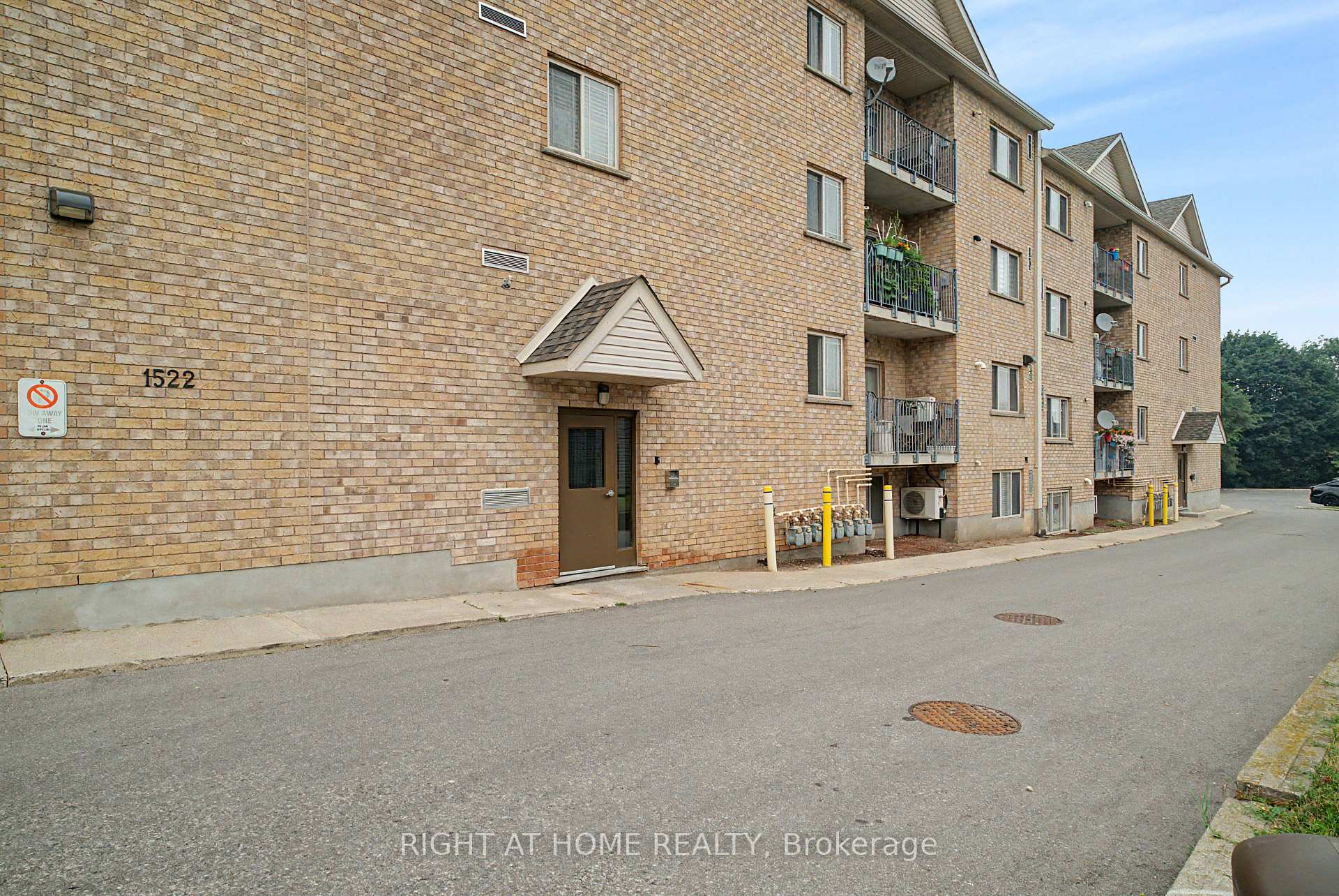 Photo 4 of Unit 403, 1522 King Street E, Kitchener, Eastwood — HOMEH