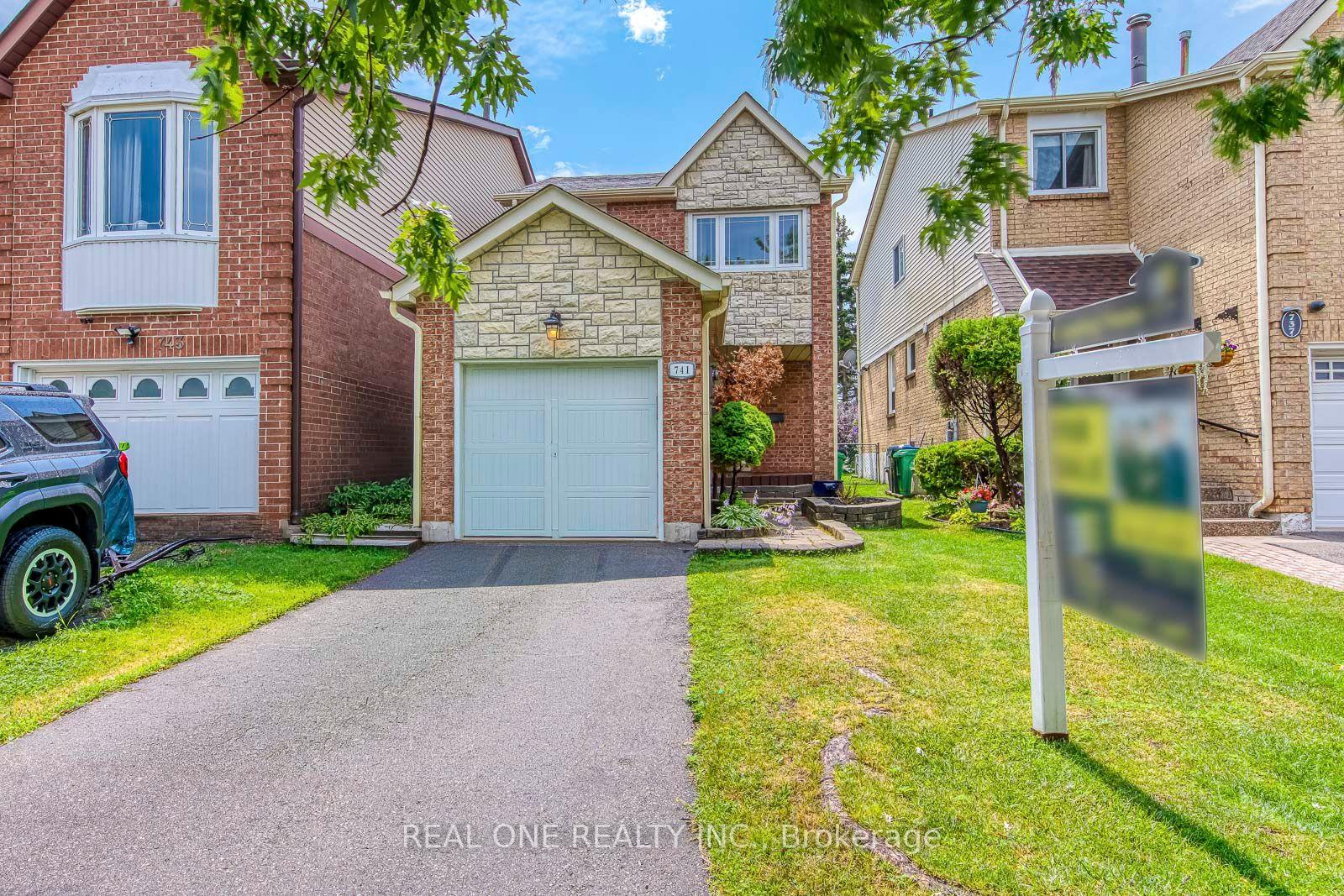 Photo 2 of 741 Queensbridge Drive, Mississauga, Creditview — HOMEH