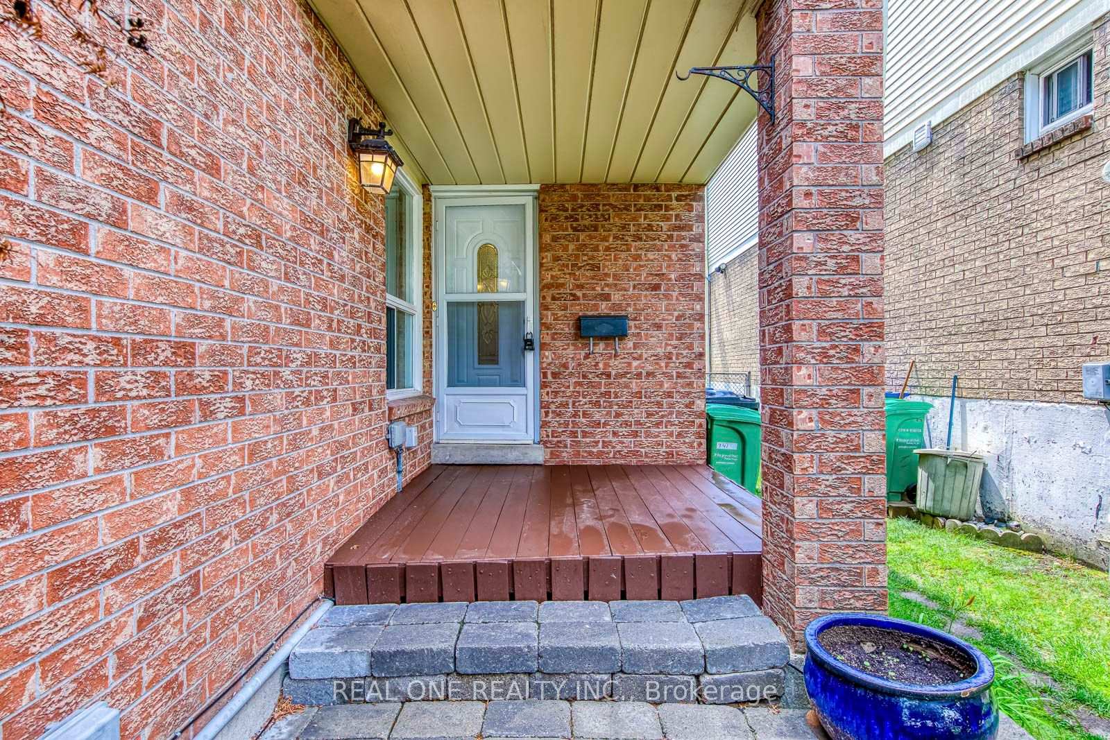 Photo 3 of 741 Queensbridge Drive, Mississauga, Creditview — HOMEH