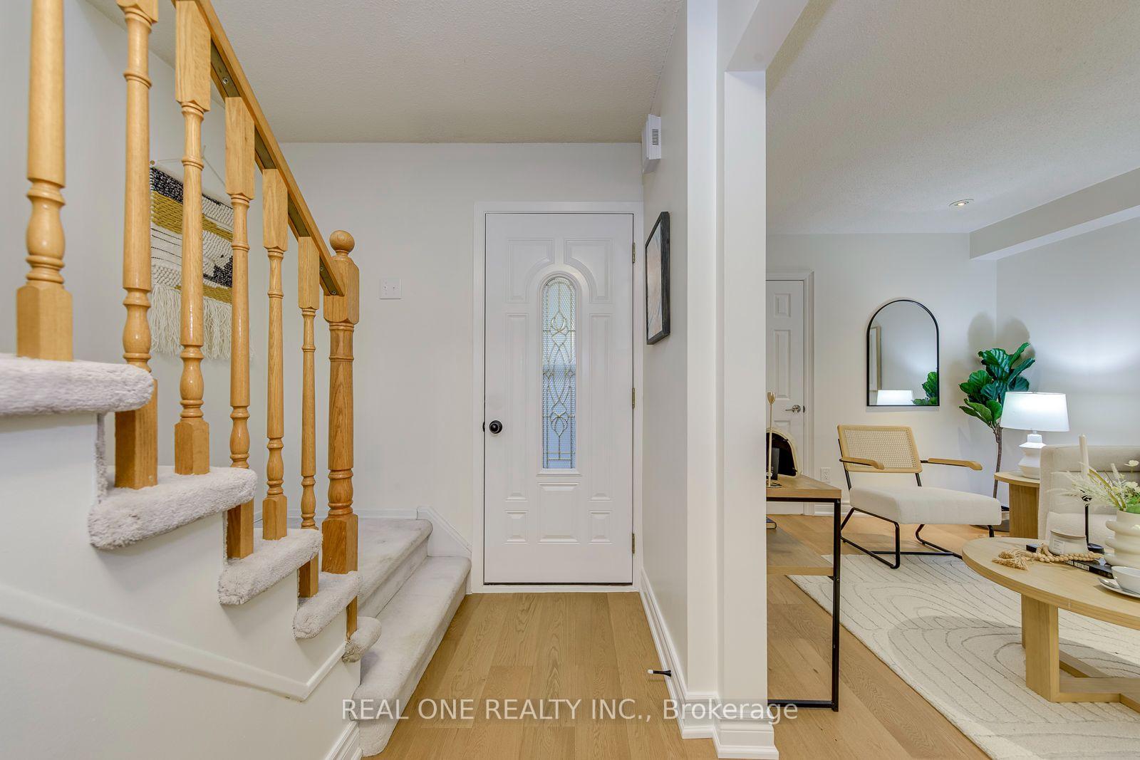 Photo 4 of 741 Queensbridge Drive, Mississauga, Creditview — HOMEH