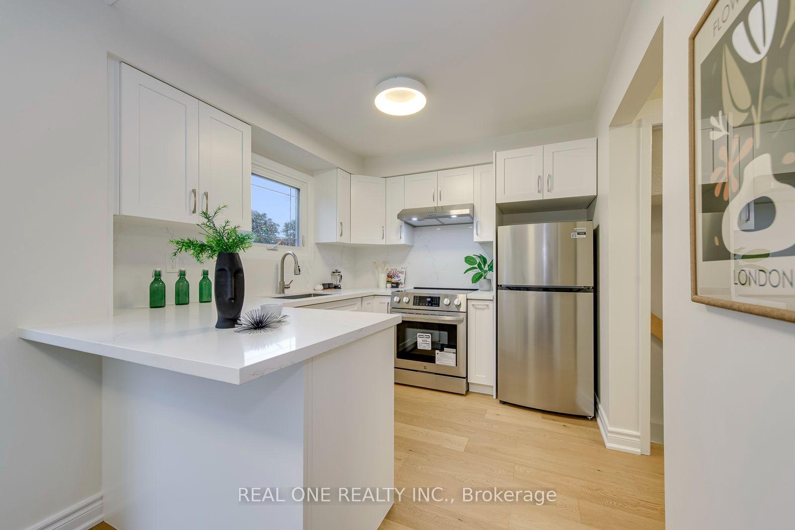 Photo 9 of 741 Queensbridge Drive, Mississauga, Creditview — HOMEH