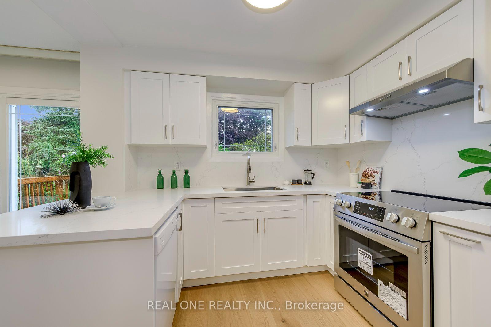 Photo 11 of 741 Queensbridge Drive, Mississauga, Creditview — HOMEH