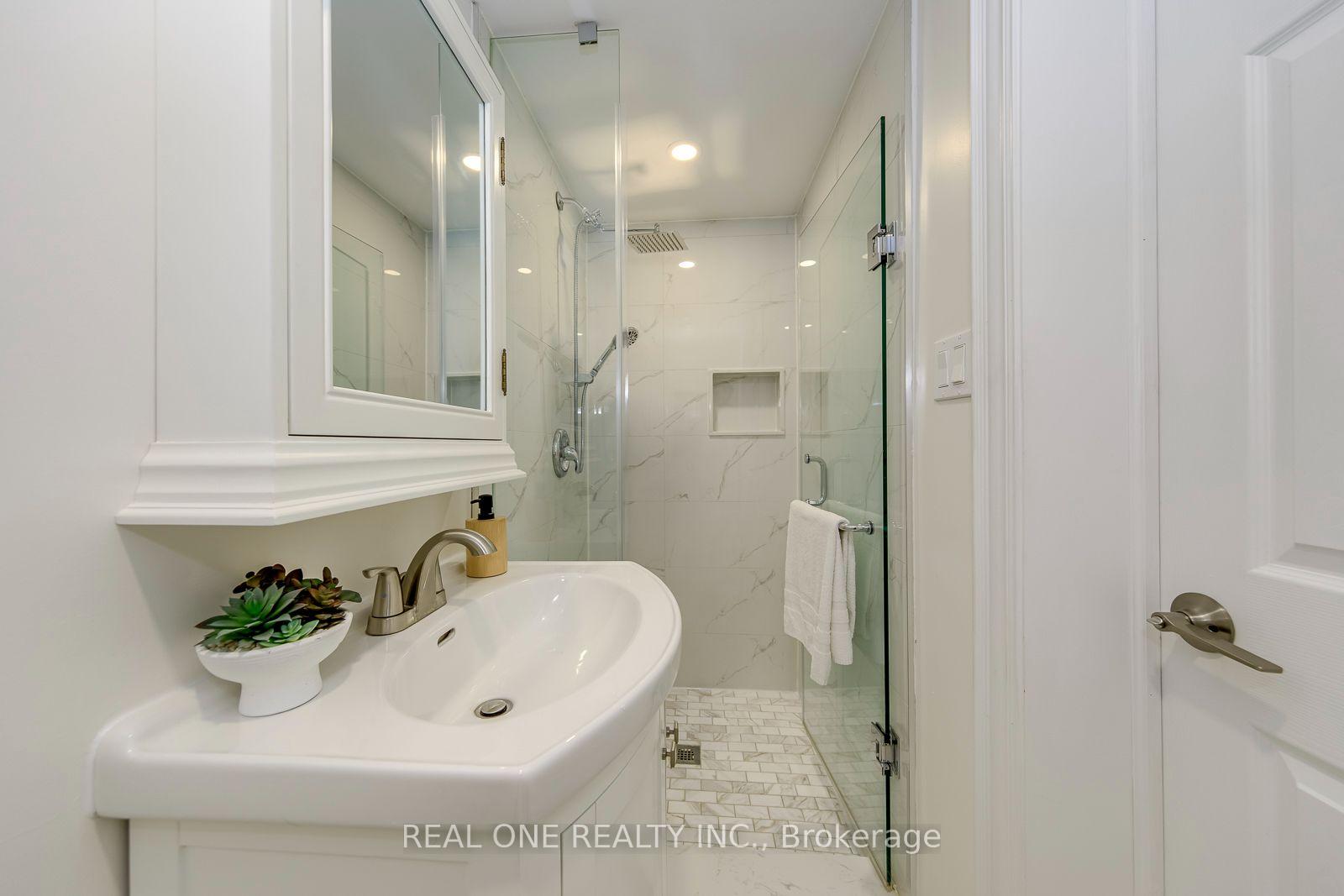 Photo 15 of 741 Queensbridge Drive, Mississauga, Creditview — HOMEH