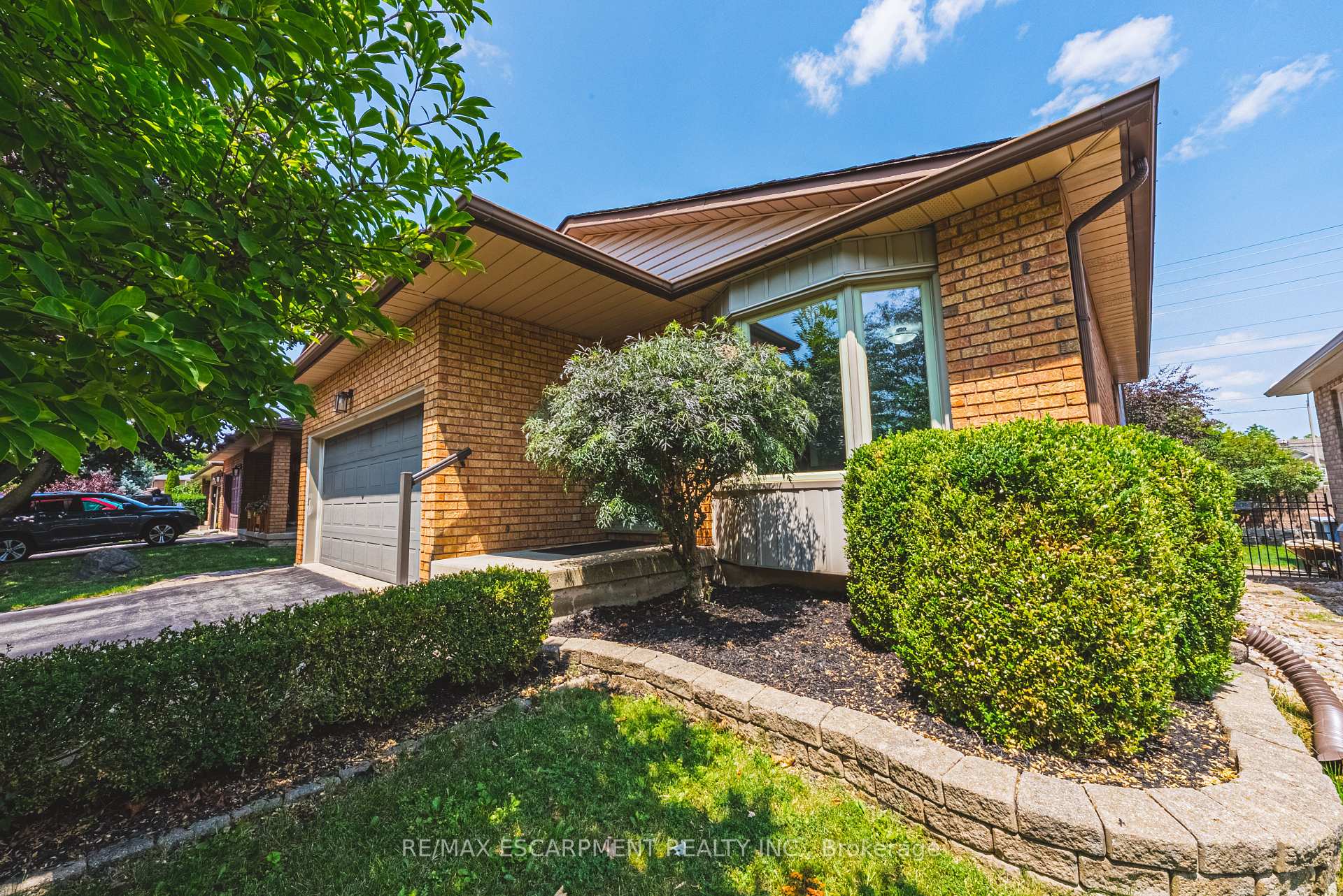 Photo 2 of 2206 Donald Road, Burlington, Headon — HOMEH