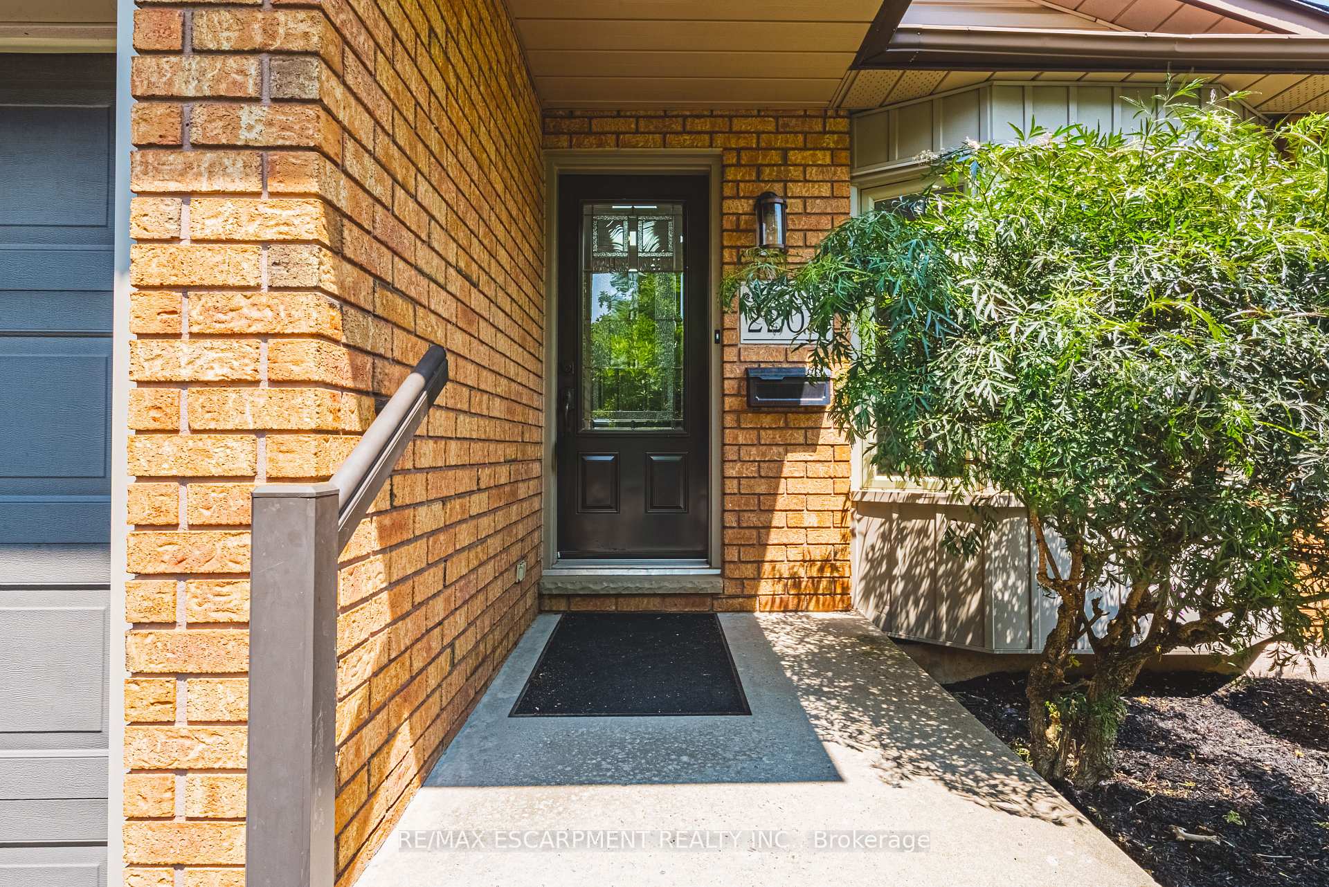 Photo 4 of 2206 Donald Road, Burlington, Headon — HOMEH