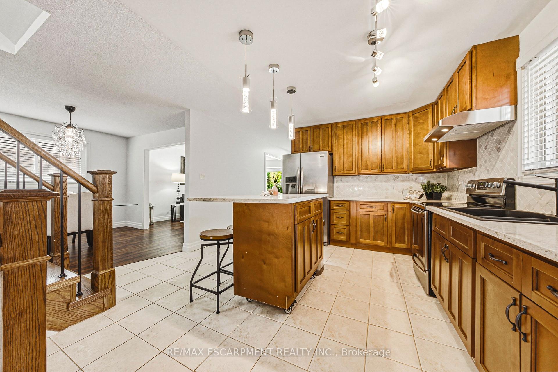 Photo 11 of 2206 Donald Road, Burlington, Headon — HOMEH