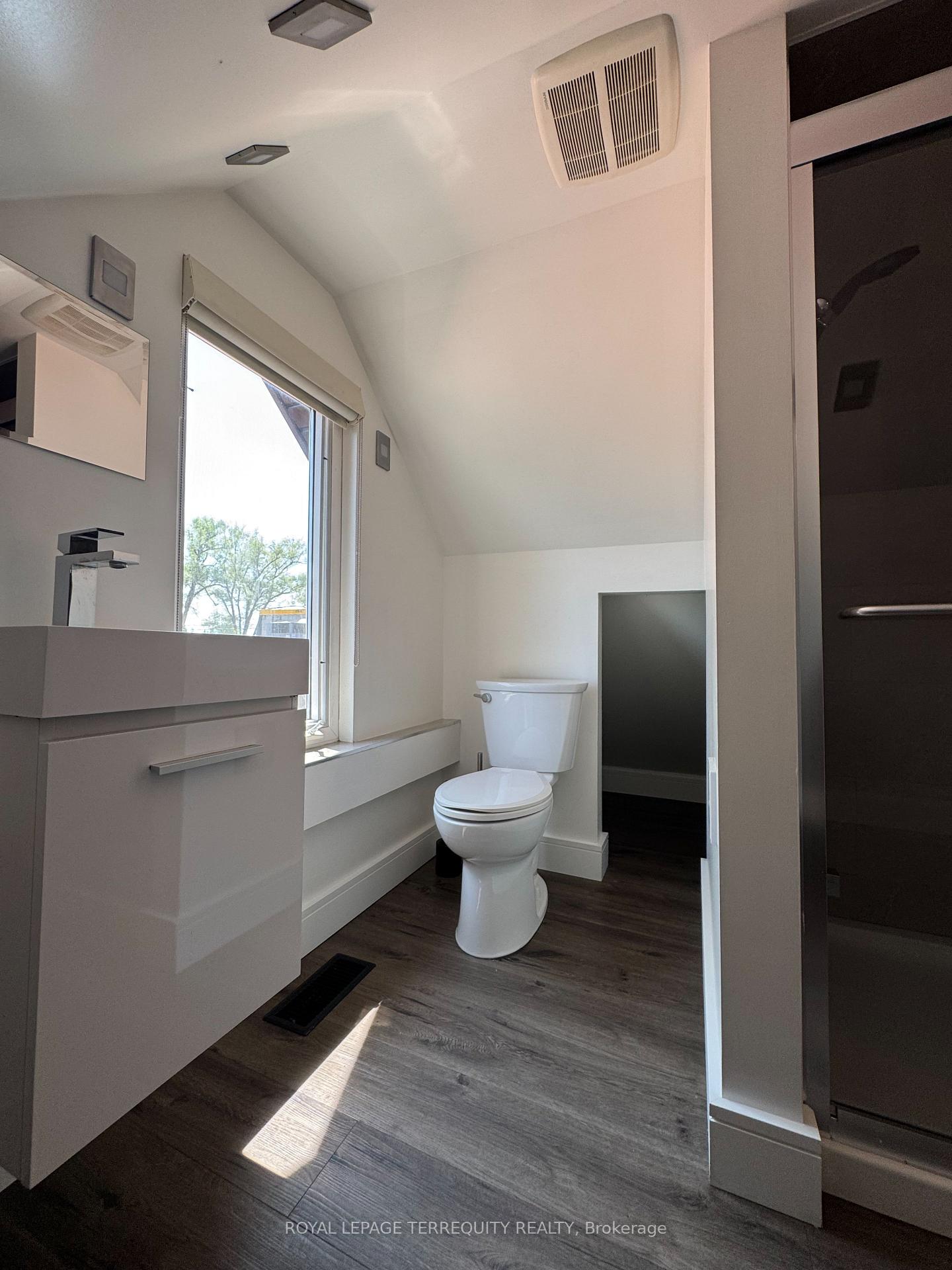 Photo 13 of 37 White Avenue, Toronto, Rockcliffe-Smythe — HOMEH