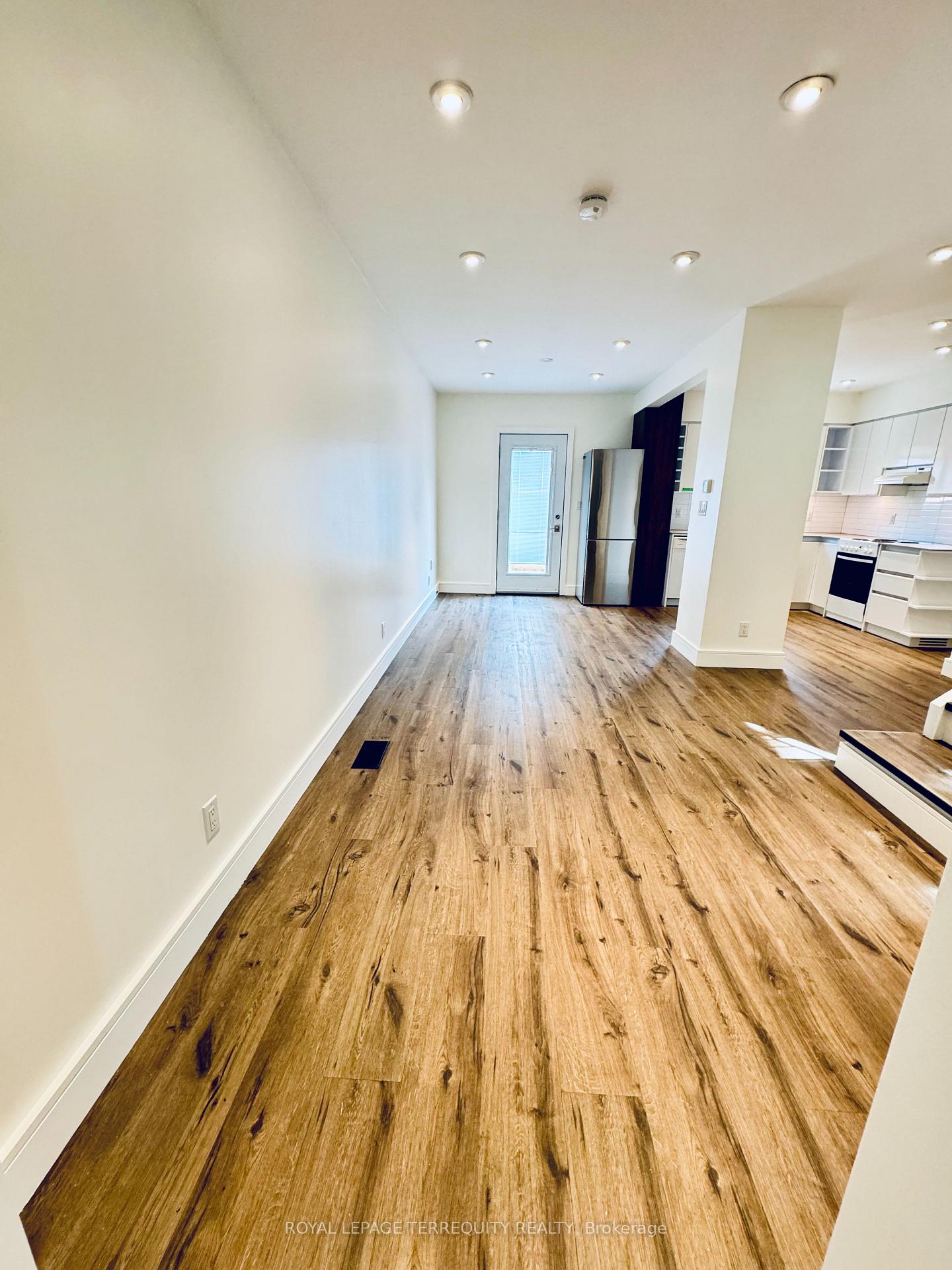 Photo 15 of 37 White Avenue, Toronto, Rockcliffe-Smythe — HOMEH
