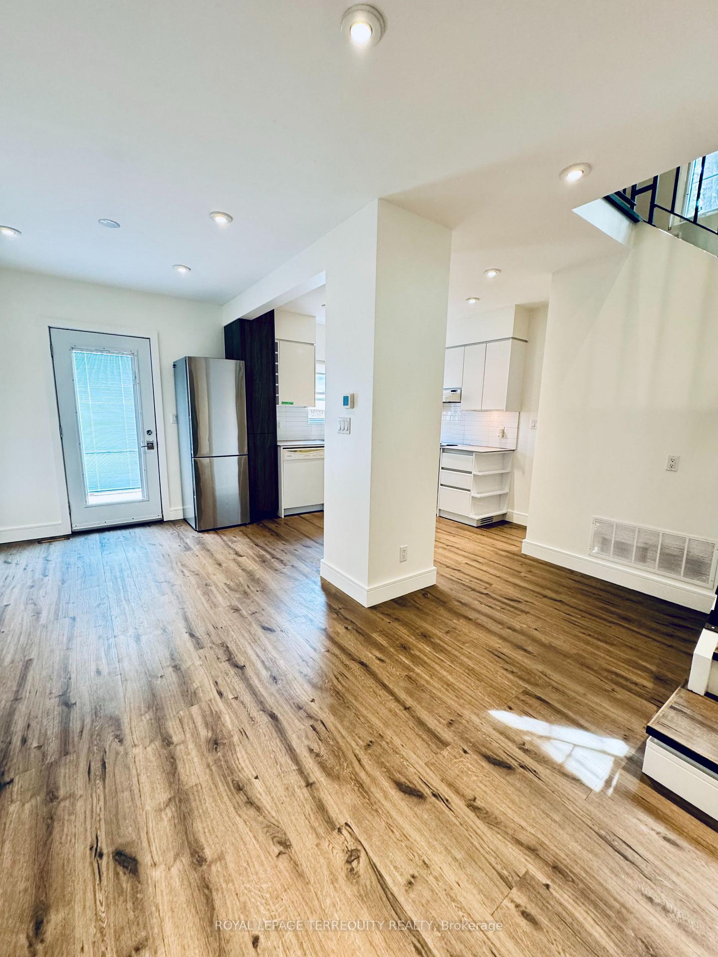 Photo 16 of 37 White Avenue, Toronto, Rockcliffe-Smythe — HOMEH