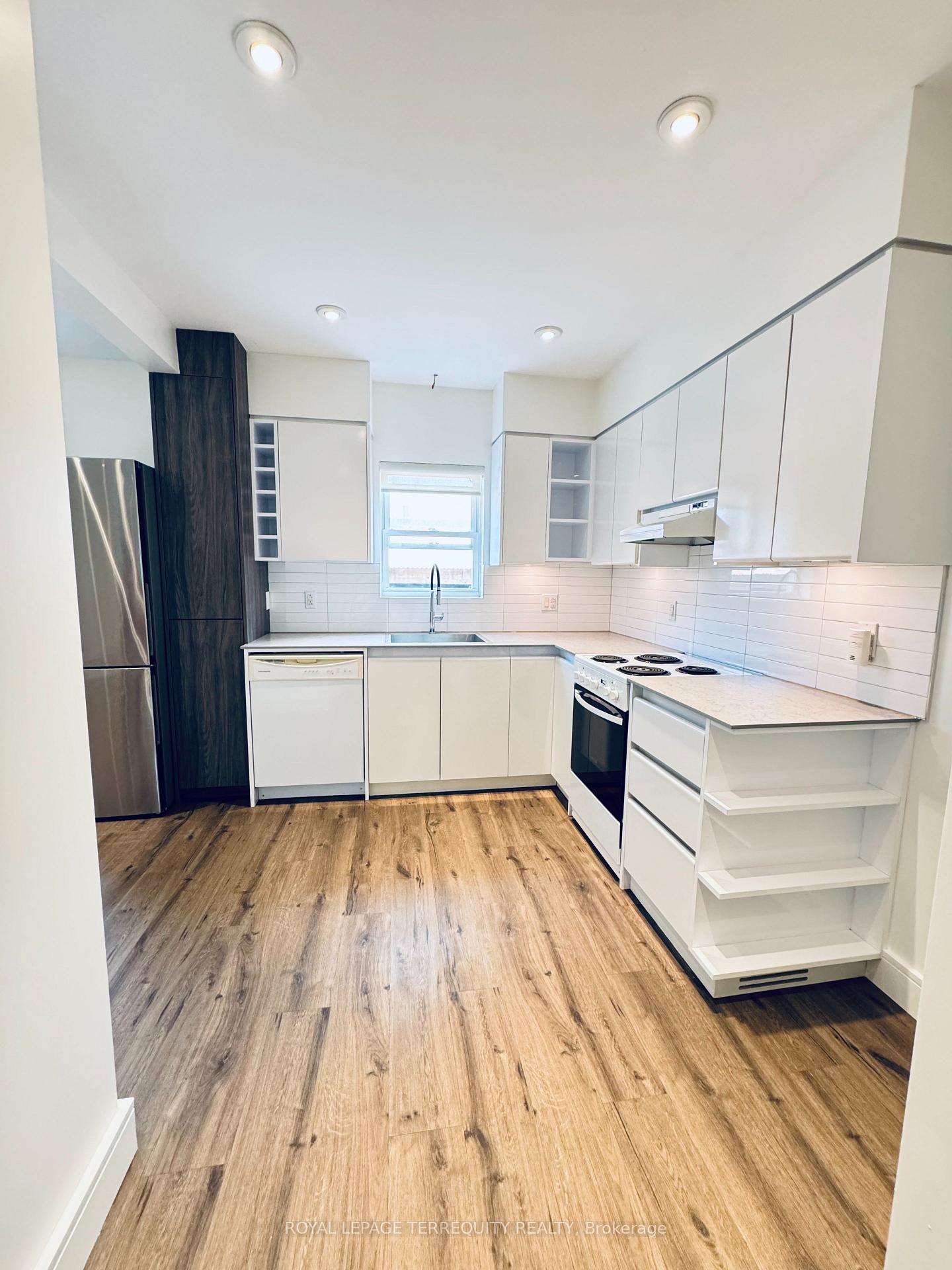 Photo 20 of 37 White Avenue, Toronto, Rockcliffe-Smythe — HOMEH