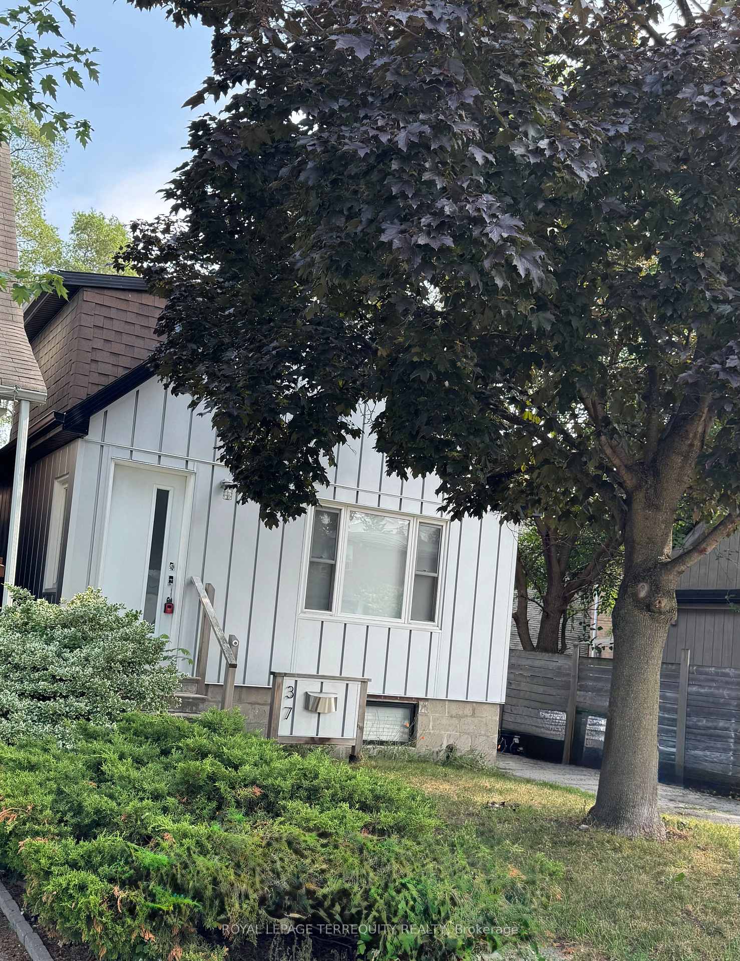 Photo 30 of 37 White Avenue, Toronto, Rockcliffe-Smythe — HOMEH