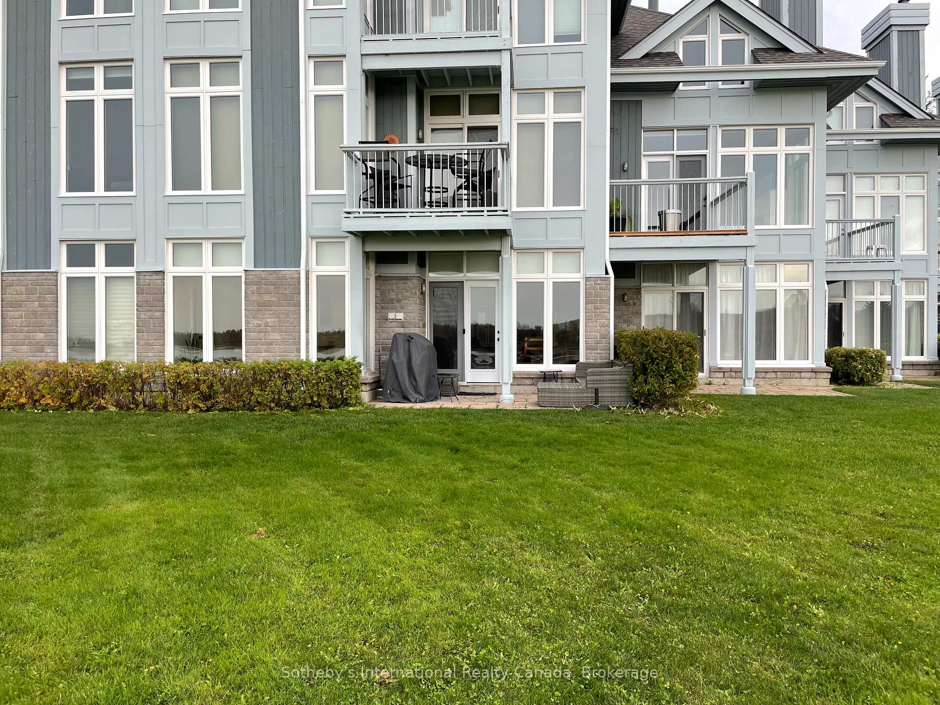 Photo 2 of 871 Suncrest Circle, Collingwood — HOMEH