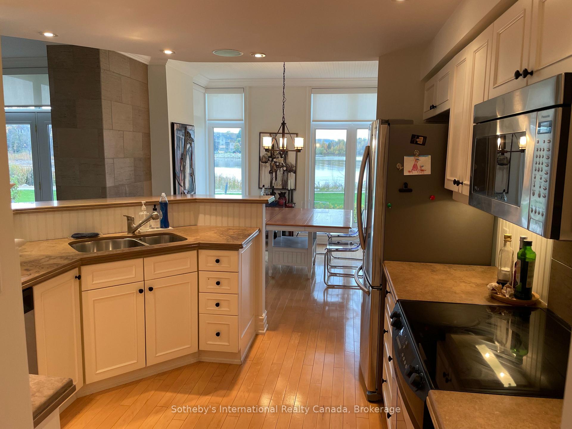 Photo 10 of 871 Suncrest Circle, Collingwood — HOMEH