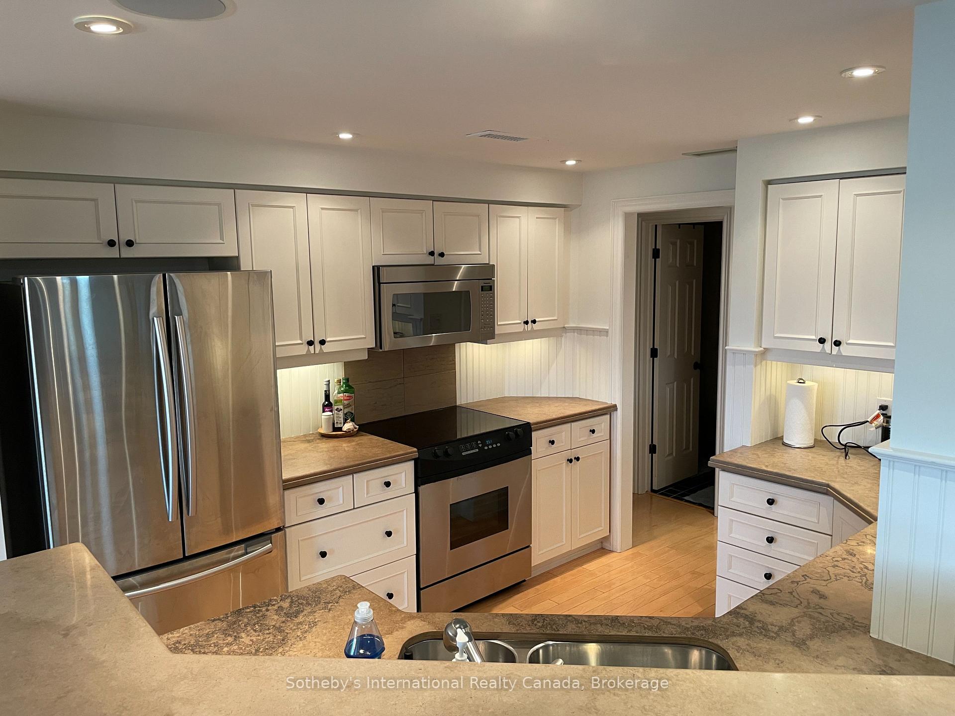 Photo 11 of 871 Suncrest Circle, Collingwood — HOMEH