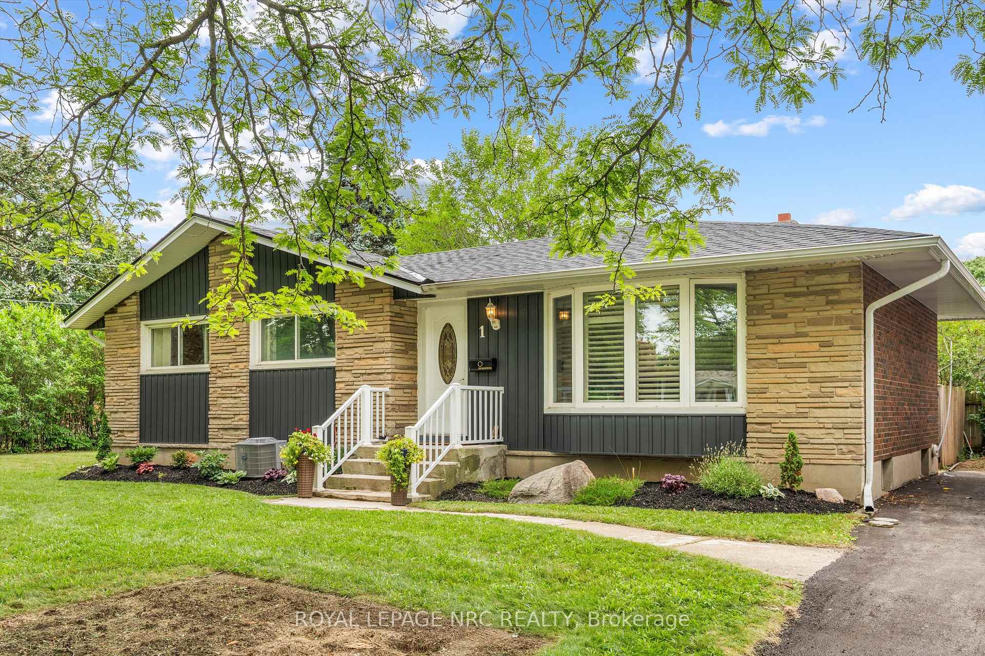 Photo 2 of 1 Kingston Bay, St. Catharines, Carlton/Bunting — HOMEH