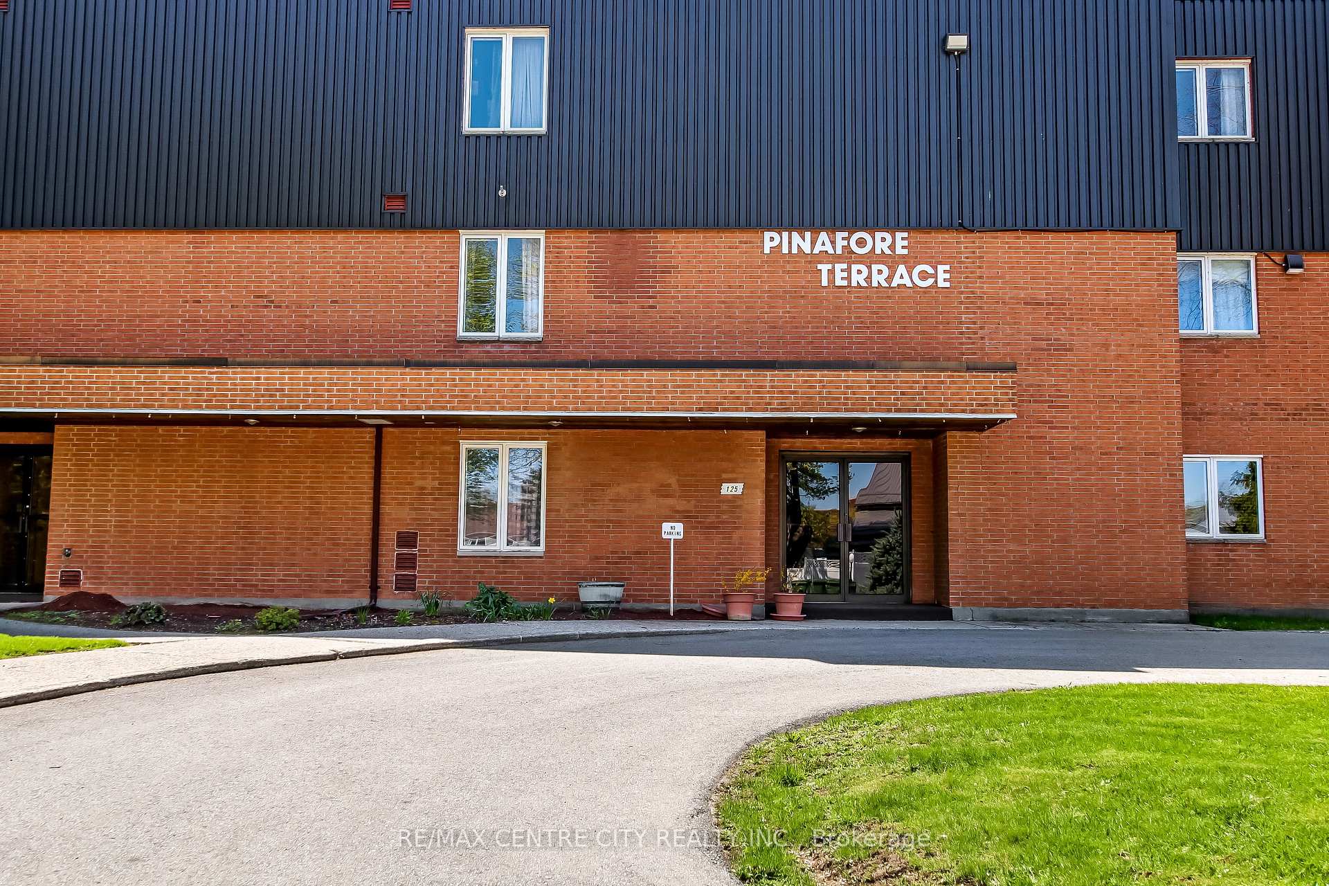Photo 2 of Unit 11, 125 Elm Street, St. Thomas — HOMEH