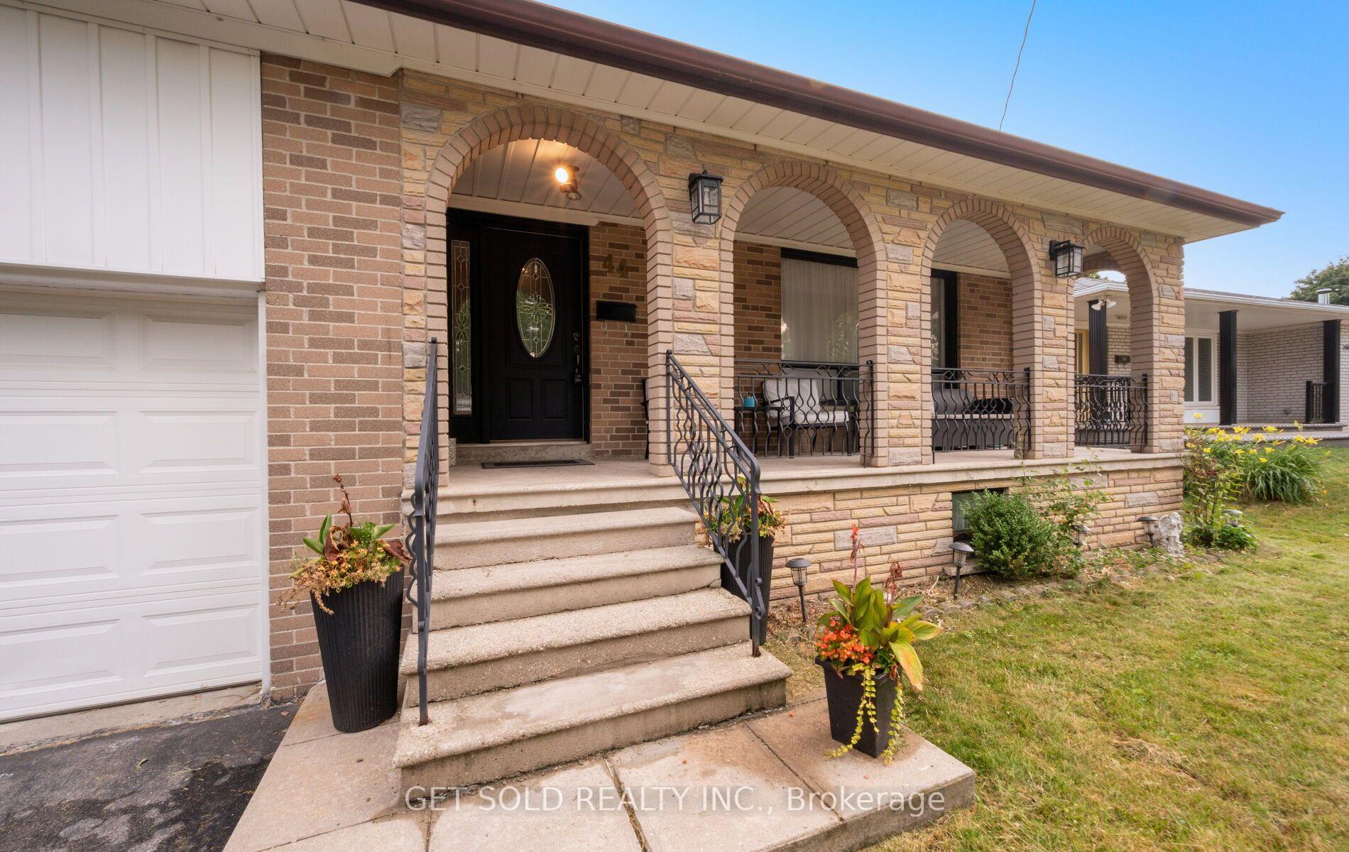 Photo 2 of 44 Mancroft Crescent, Etobicoke, West Humber-Clairville — HOMEH