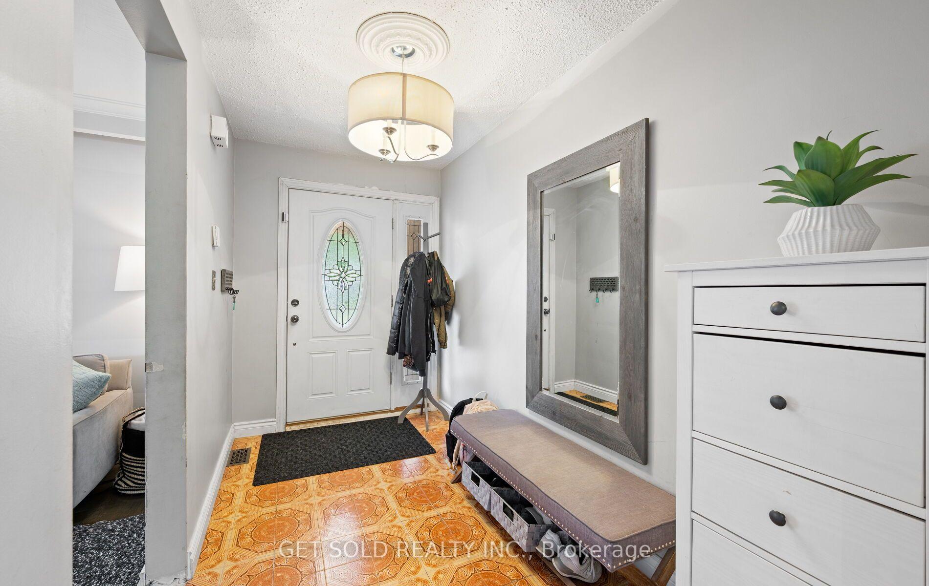Photo 4 of 44 Mancroft Crescent, Etobicoke, West Humber-Clairville — HOMEH