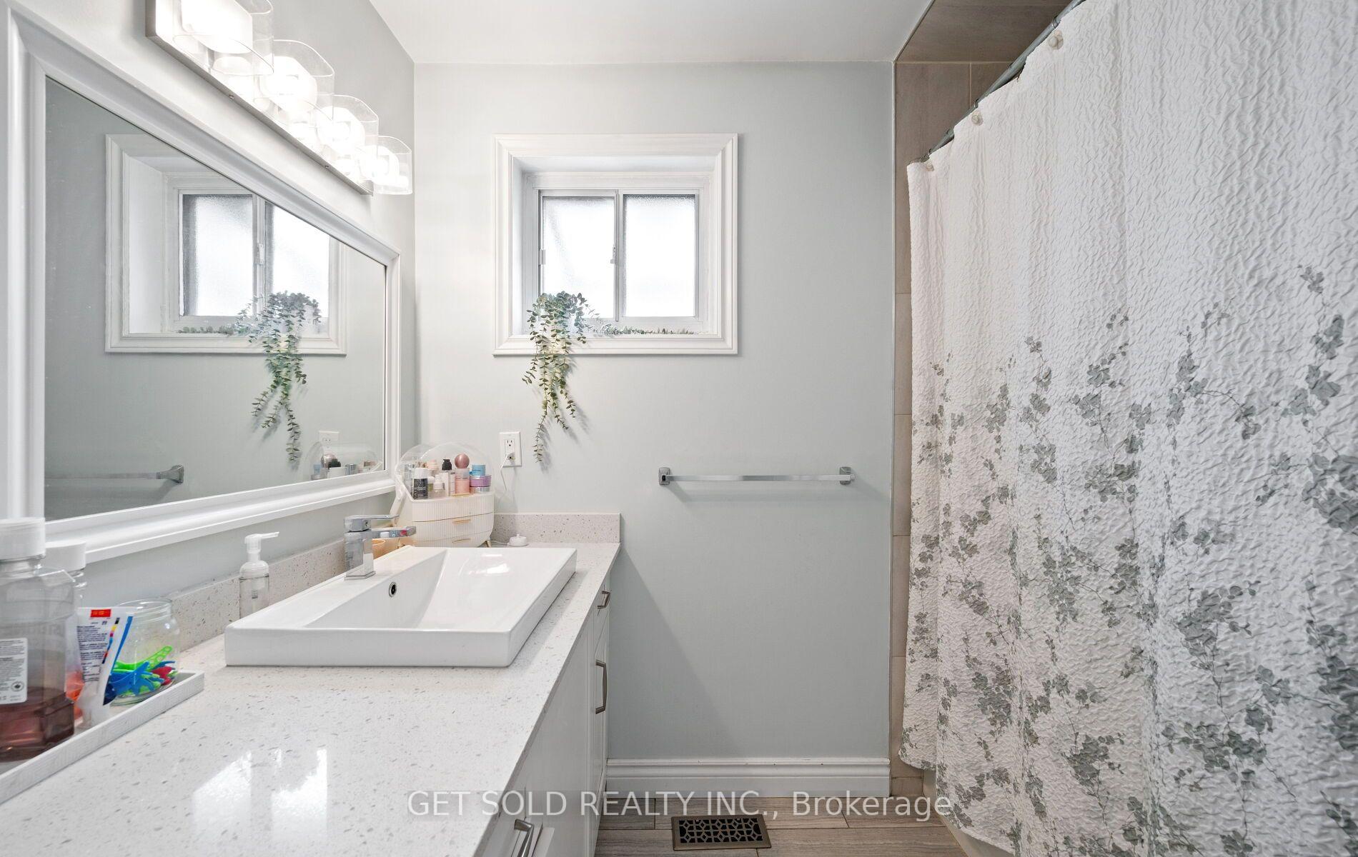 Photo 10 of 44 Mancroft Crescent, Etobicoke, West Humber-Clairville — HOMEH
