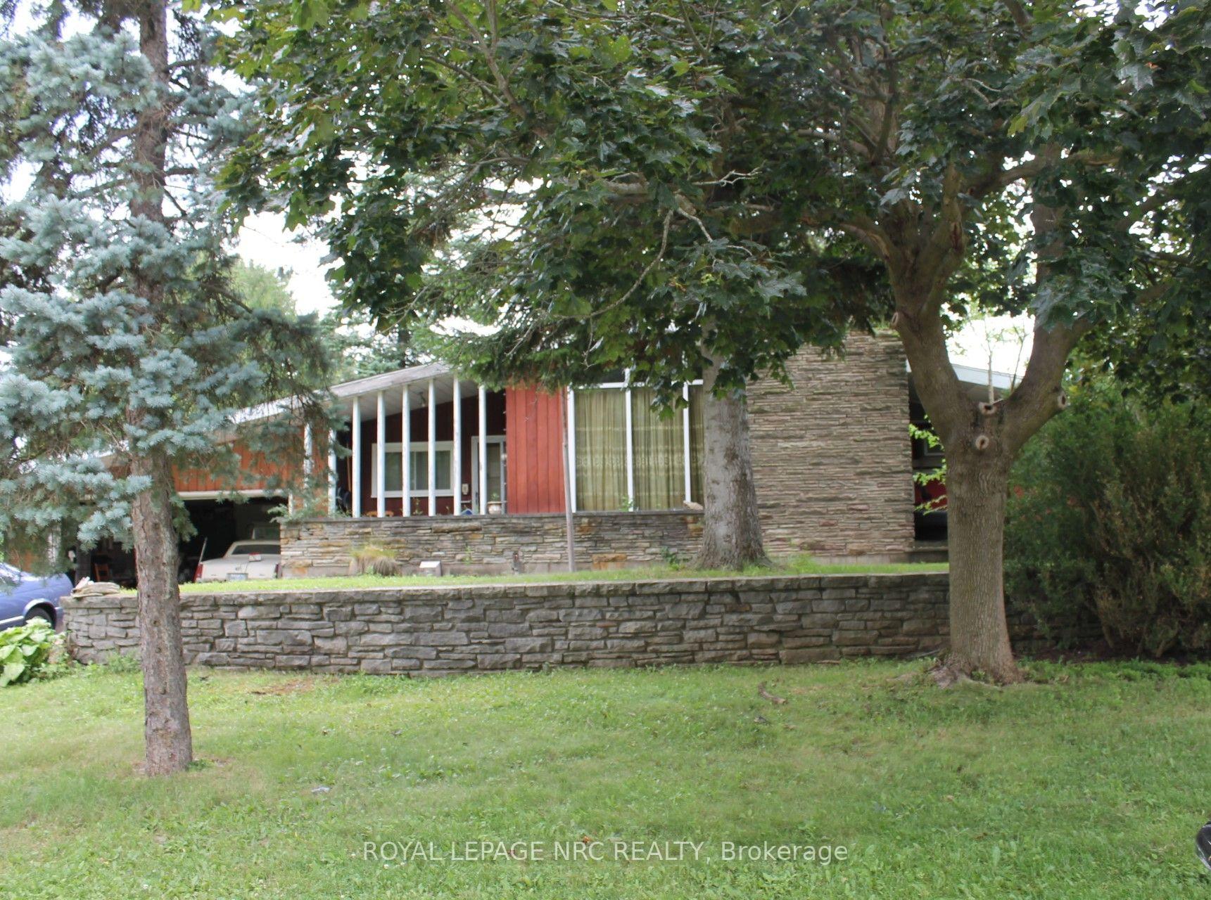 Photo 3 of 20 Woodmount Drive, St. Catharines, Burleigh Hill — HOMEH