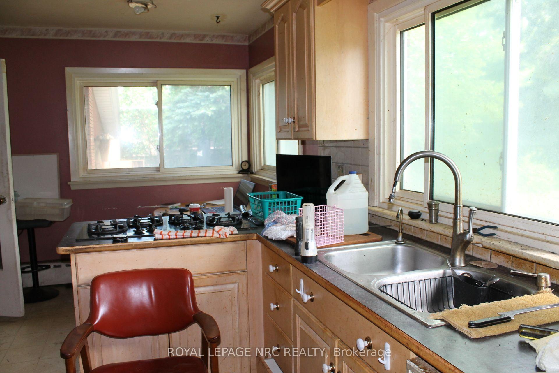 Photo 5 of 20 Woodmount Drive, St. Catharines, Burleigh Hill — HOMEH
