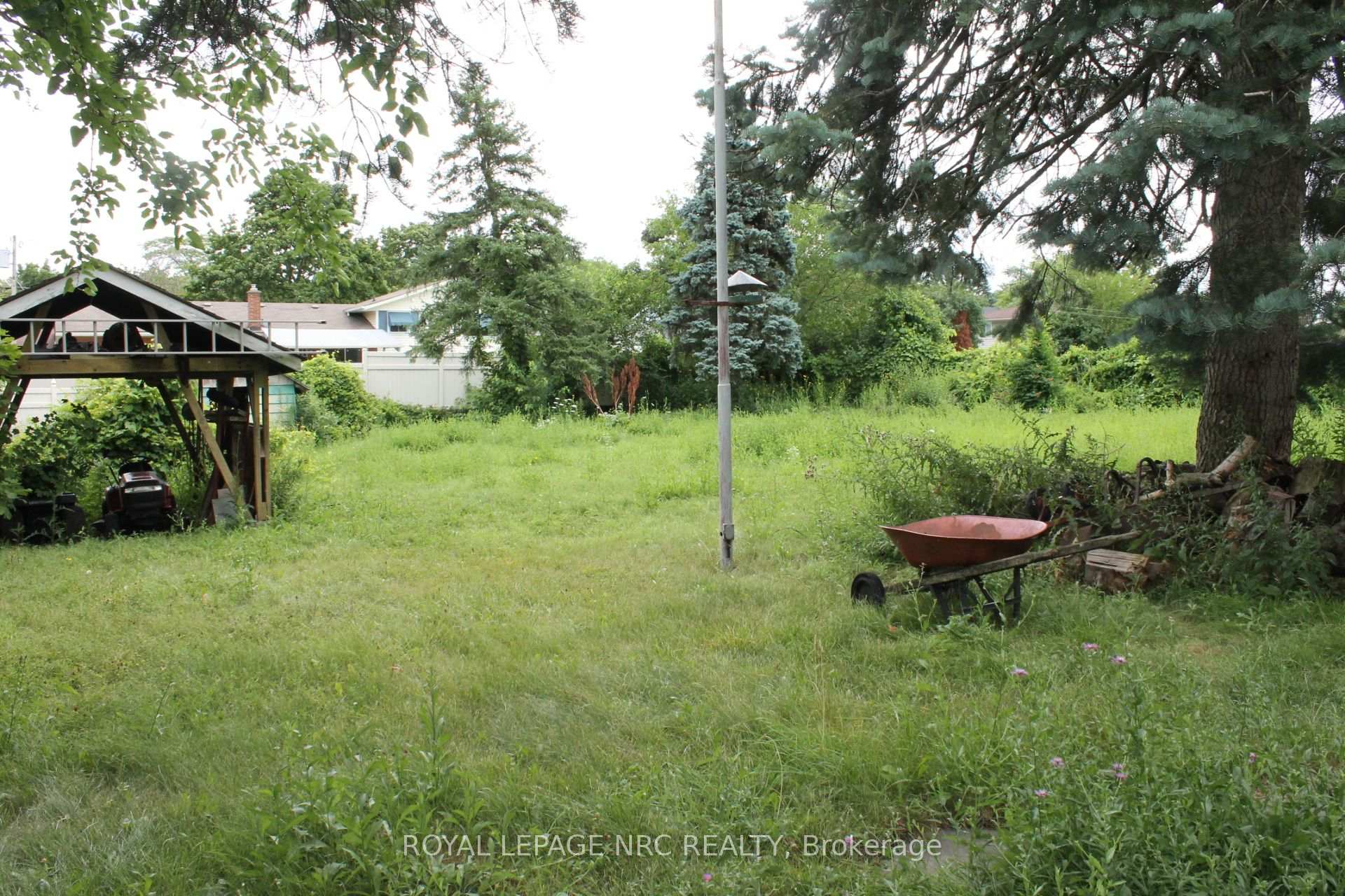 Photo 7 of 20 Woodmount Drive, St. Catharines, Burleigh Hill — HOMEH