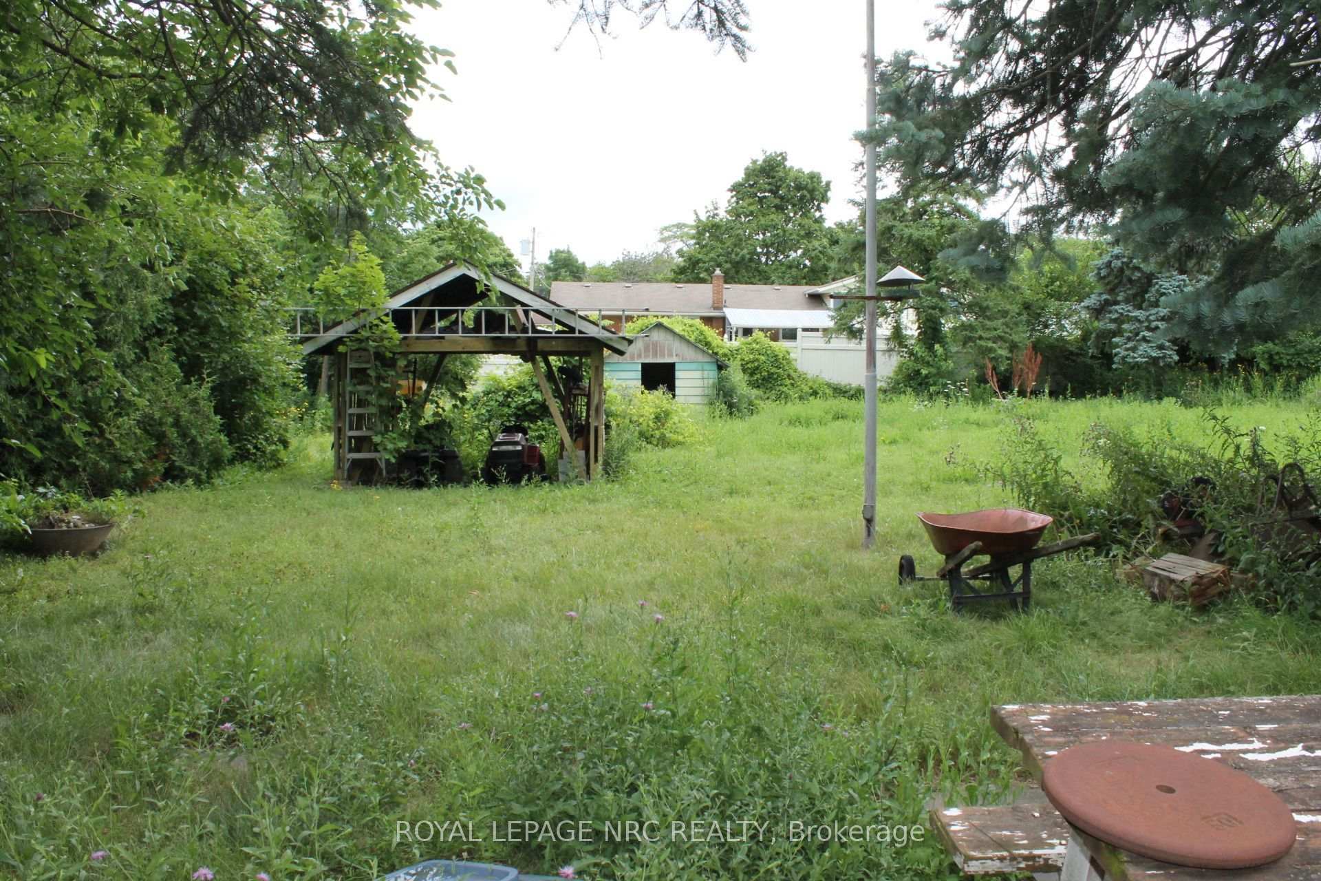 Photo 8 of 20 Woodmount Drive, St. Catharines, Burleigh Hill — HOMEH