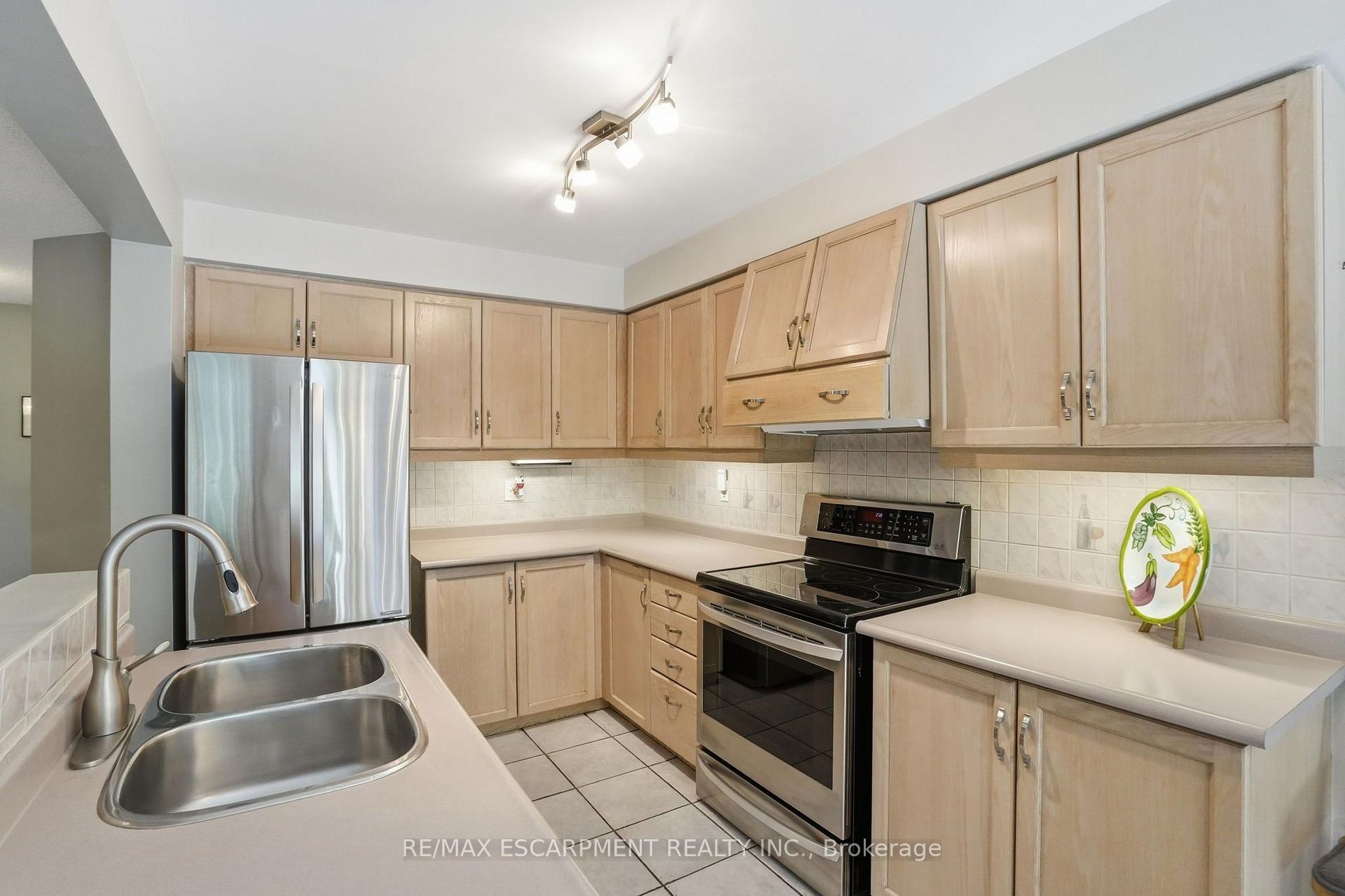 Photo 8 of Unit 9, 819 Upper Paradise Road, Hamilton, Gilkson — HOMEH