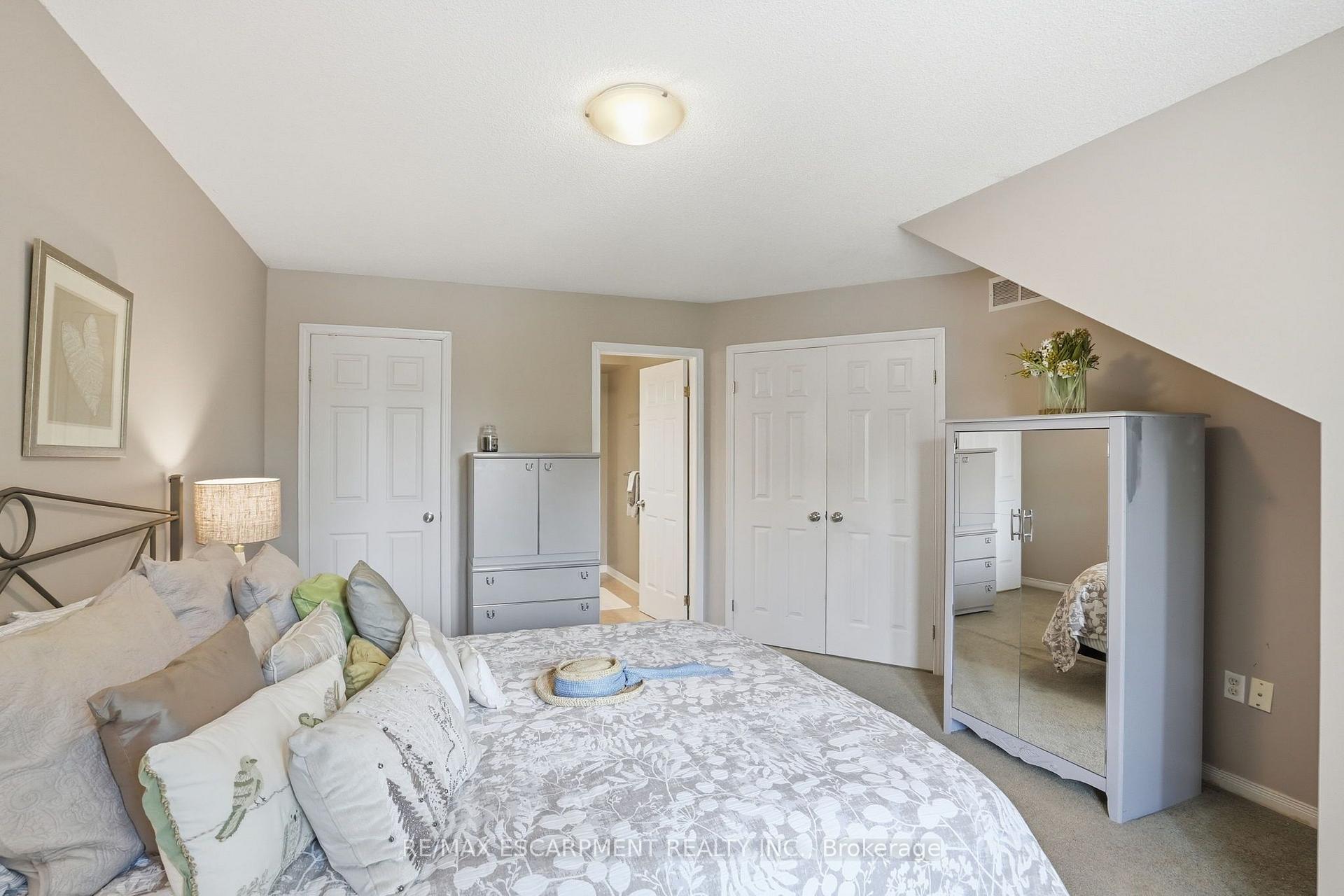 Photo 16 of Unit 9, 819 Upper Paradise Road, Hamilton, Gilkson — HOMEH