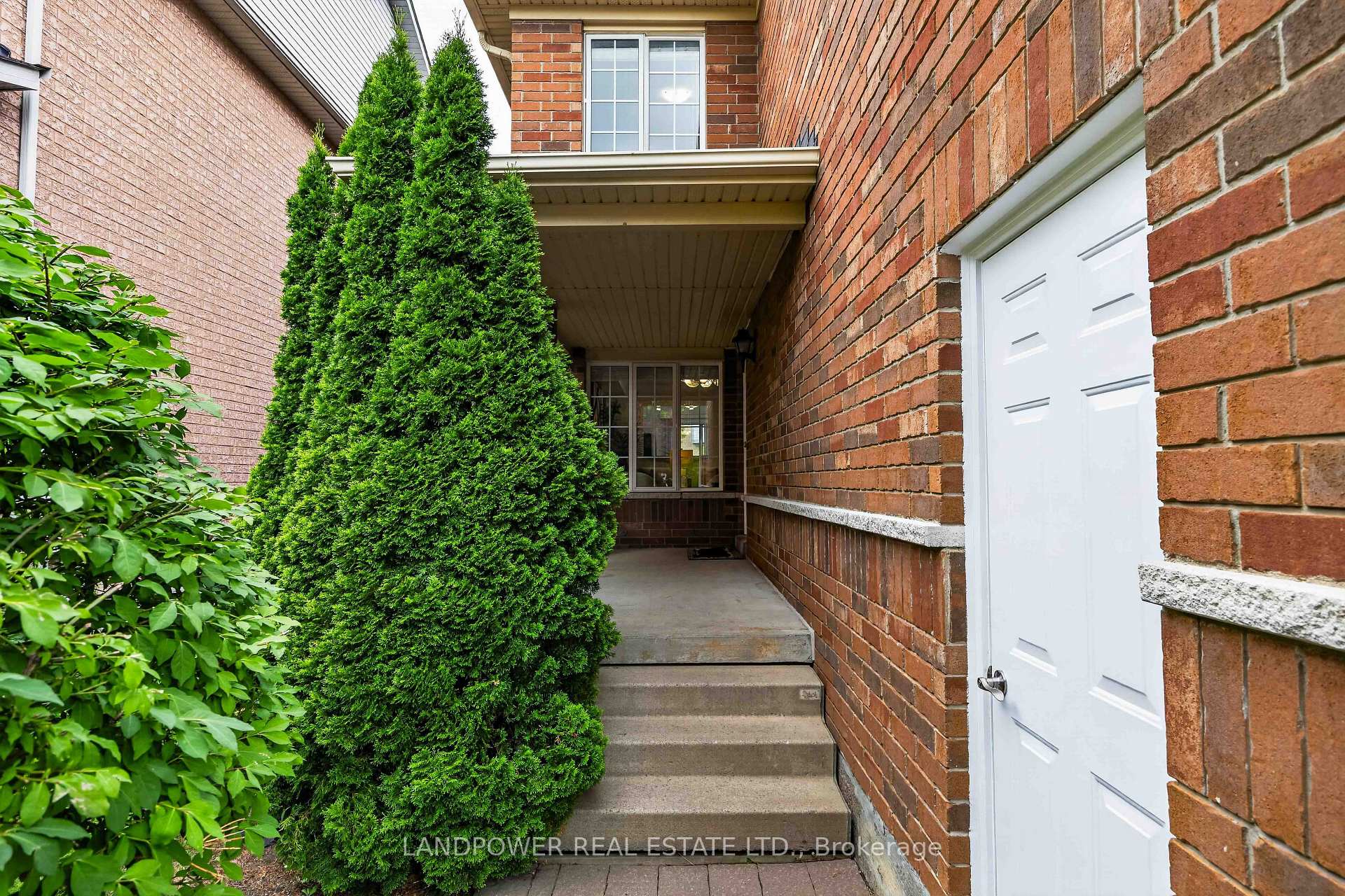 Photo 3 of 126 Rideau Drive, Richmond Hill, Langstaff — HOMEH
