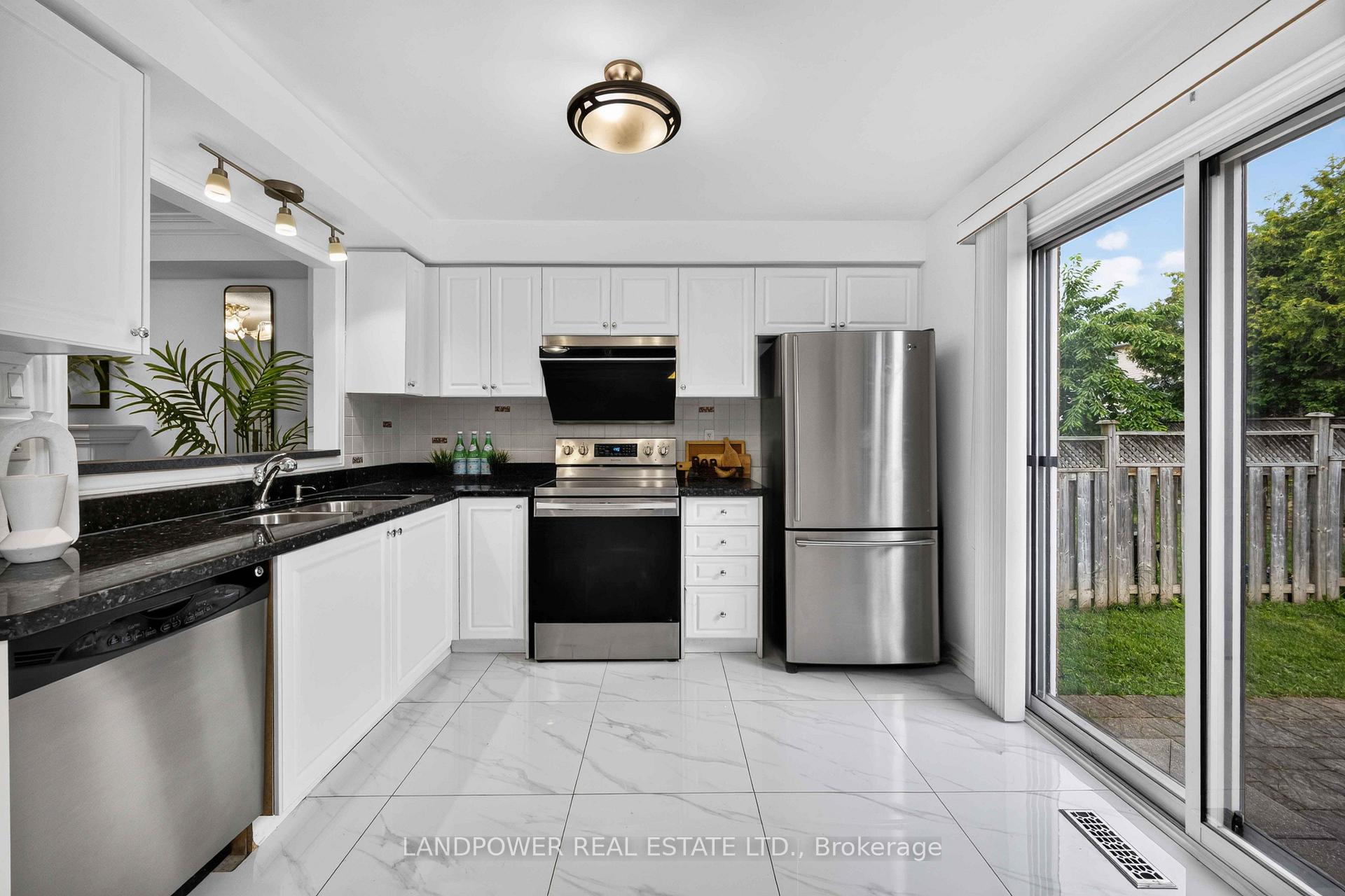 Photo 17 of 126 Rideau Drive, Richmond Hill, Langstaff — HOMEH