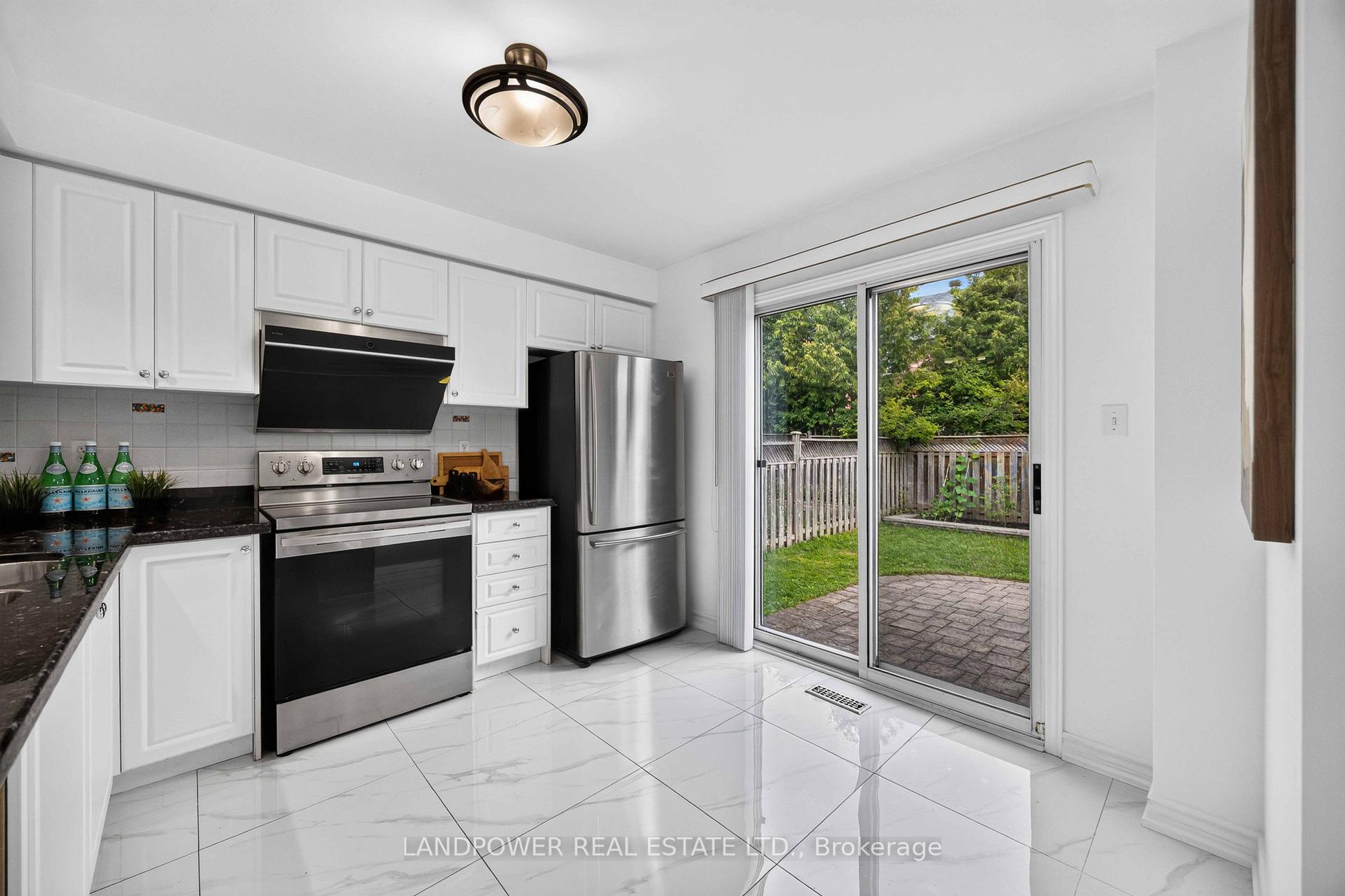 Photo 19 of 126 Rideau Drive, Richmond Hill, Langstaff — HOMEH