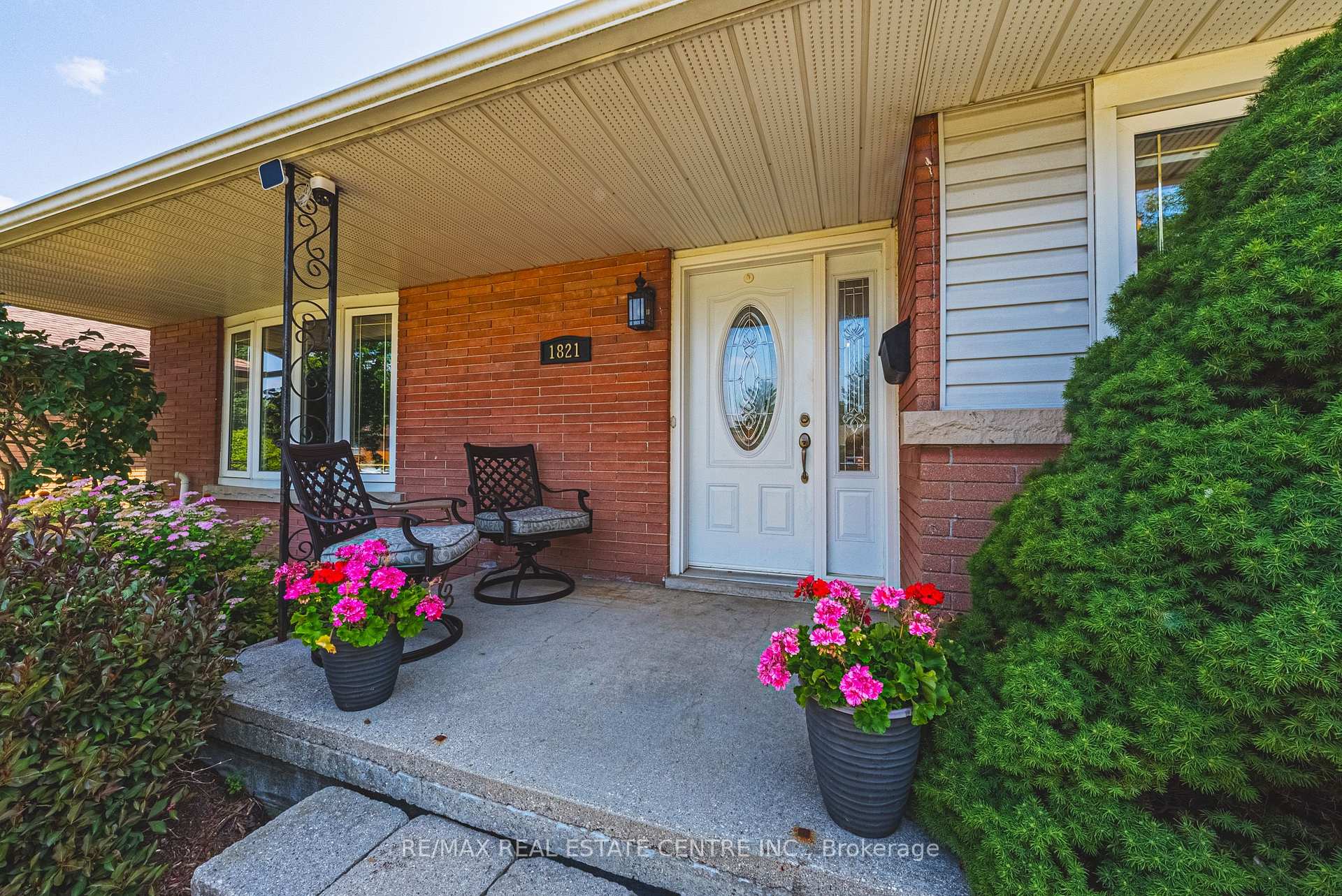 Photo 4 of 1821 Biscayne Drive, Cambridge, Galt City Centre — HOMEH