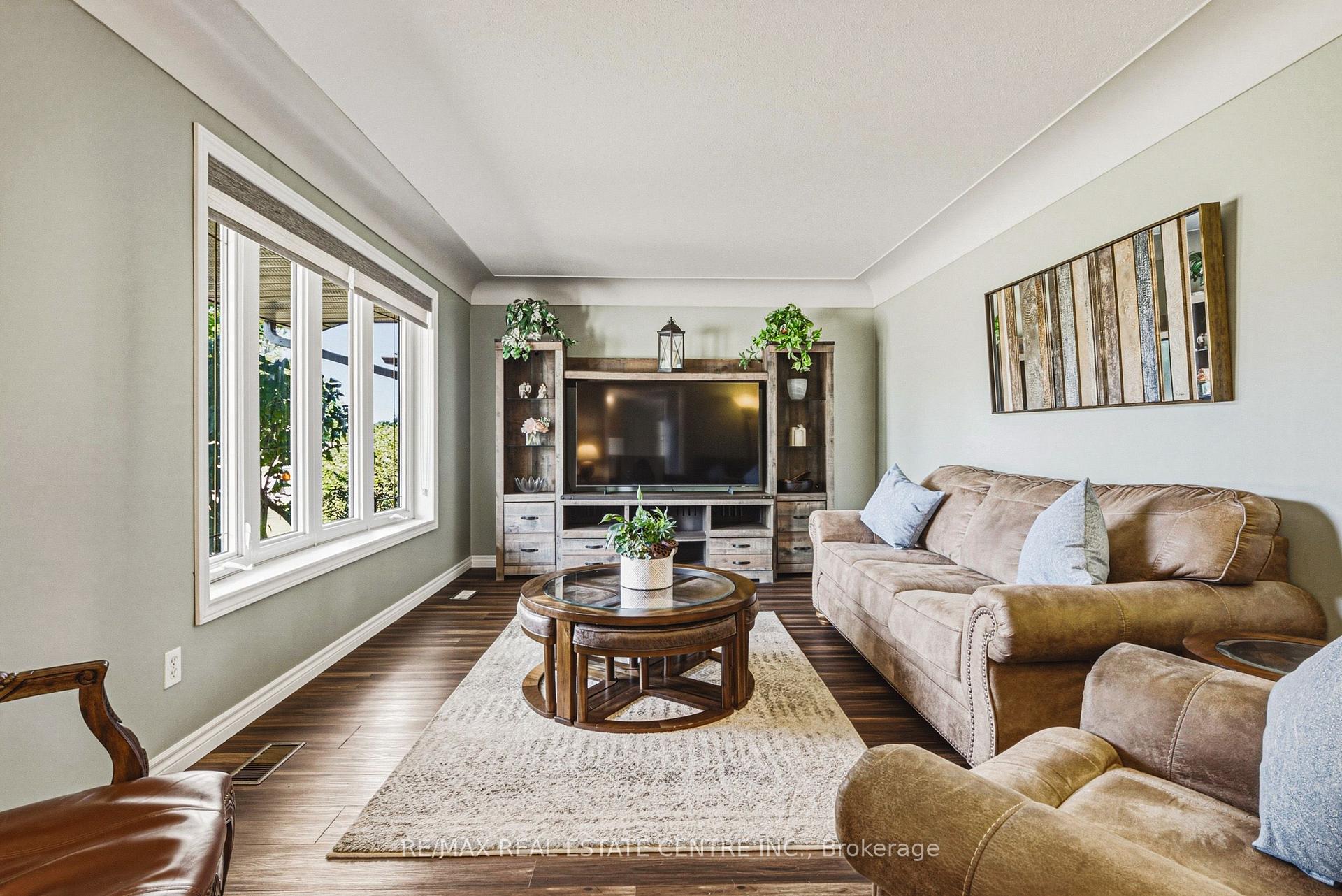 Photo 6 of 1821 Biscayne Drive, Cambridge, Galt City Centre — HOMEH
