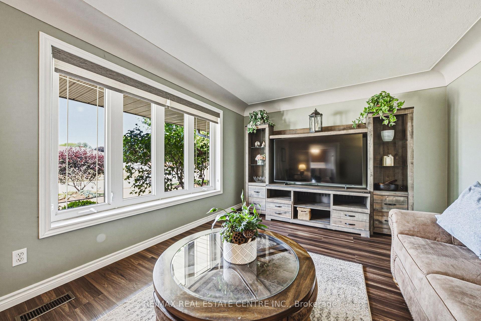 Photo 7 of 1821 Biscayne Drive, Cambridge, Galt City Centre — HOMEH