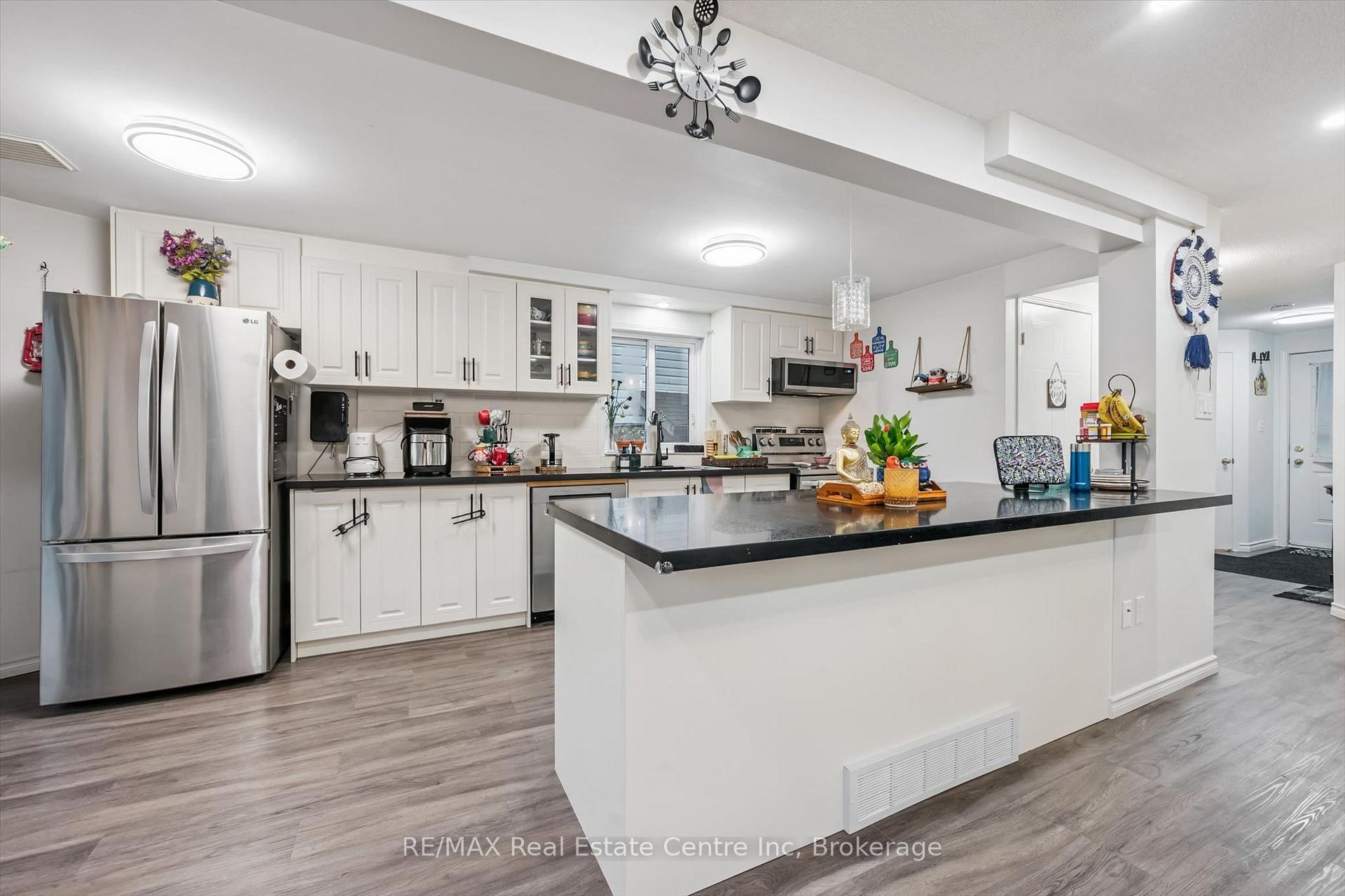 Photo 10 of 425 Exmoor Street, Waterloo, Bridgeport — HOMEH