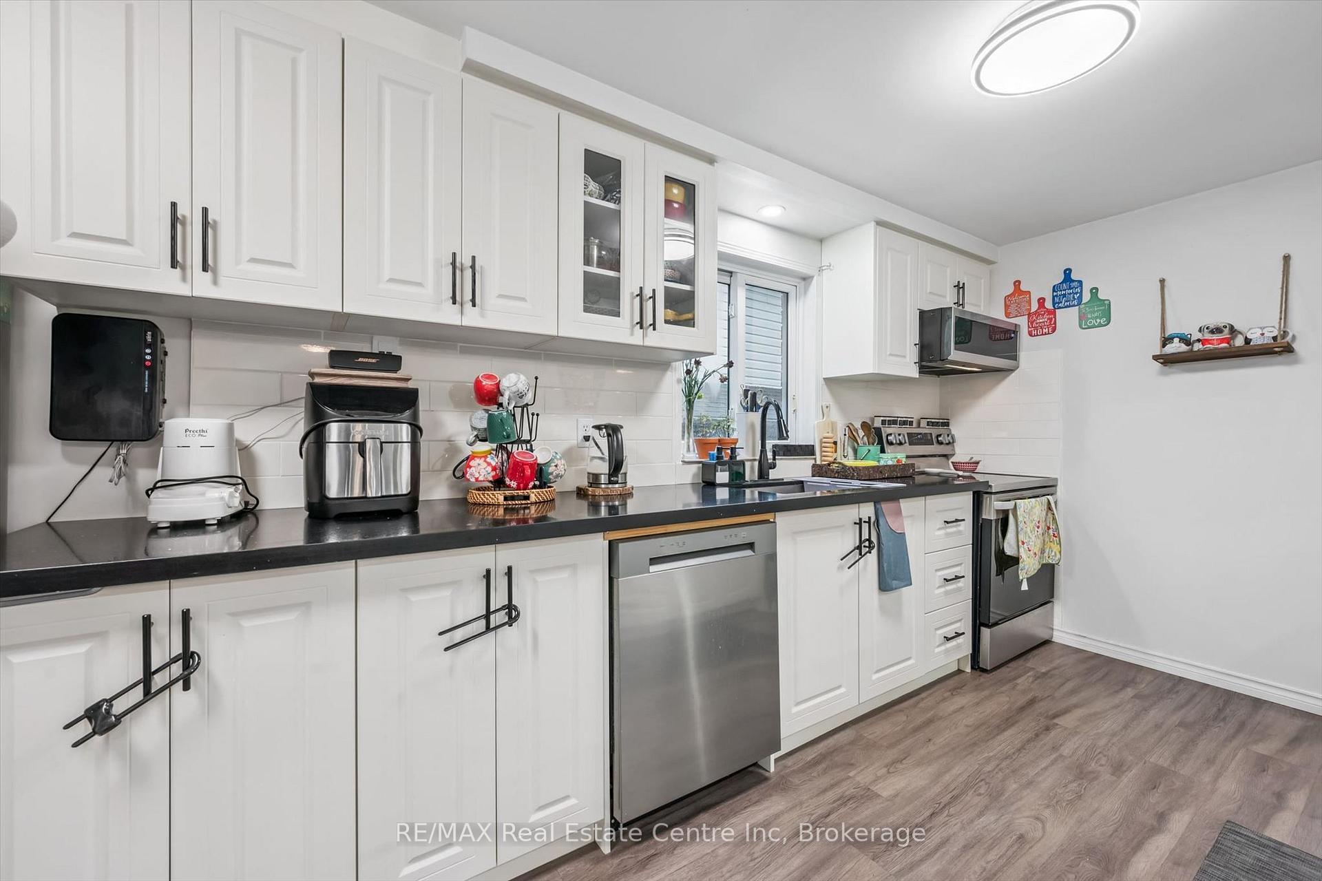 Photo 11 of 425 Exmoor Street, Waterloo, Bridgeport — HOMEH